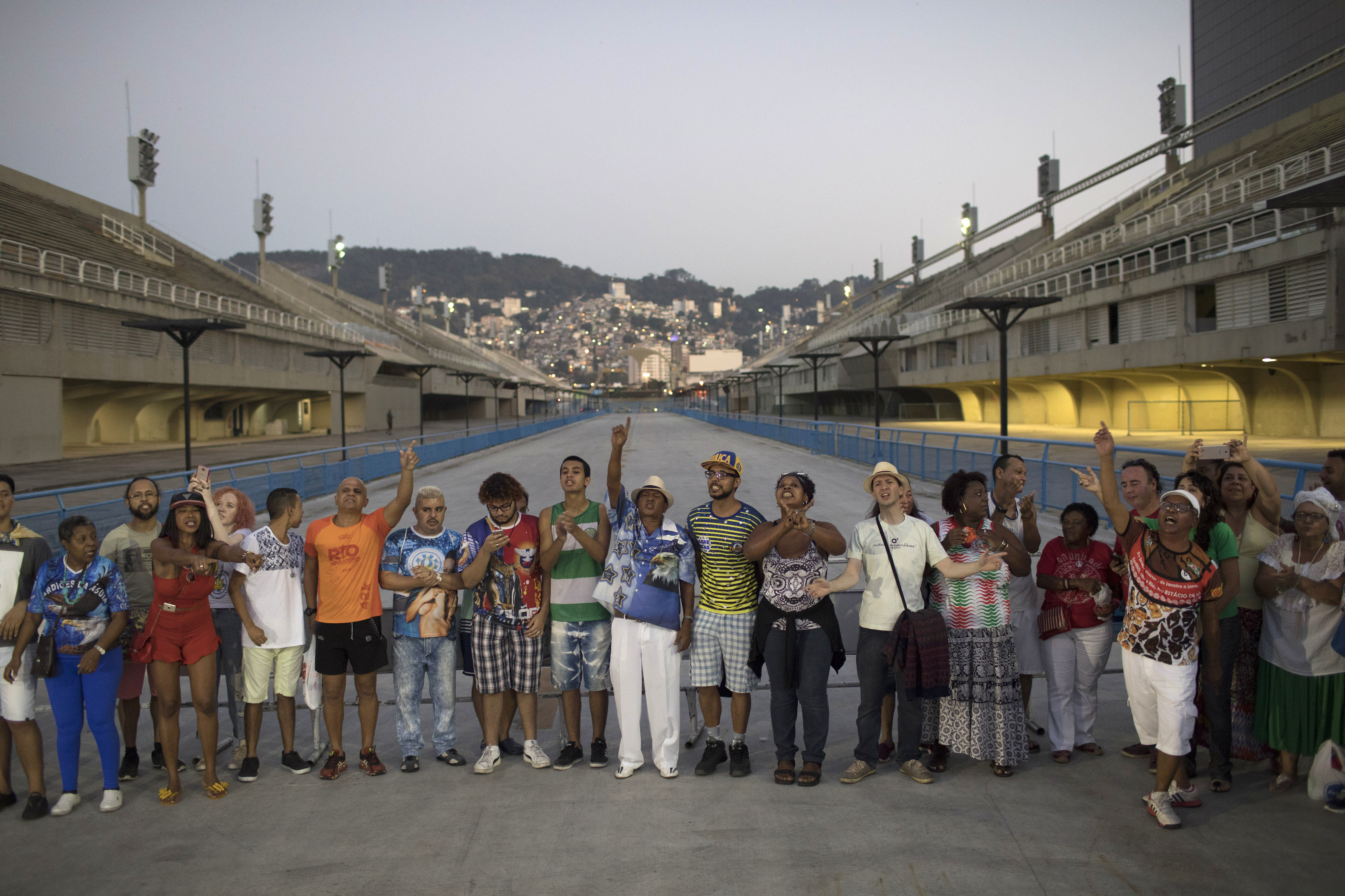 Samba schools protest against budget cuts for Carnival