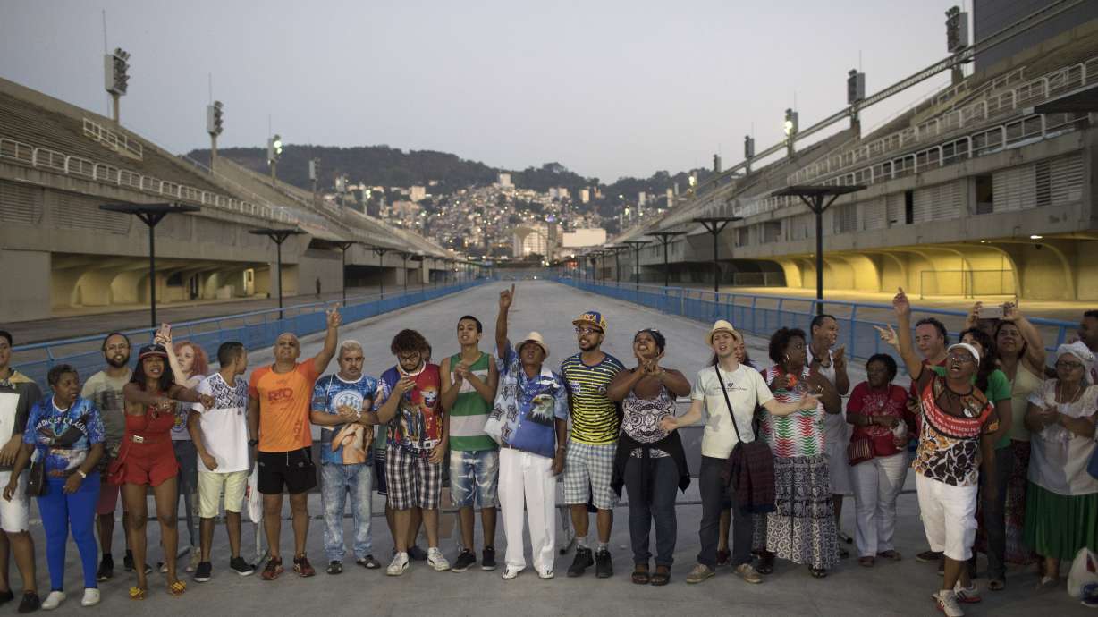 Samba schools protest against budget cuts for Carnival