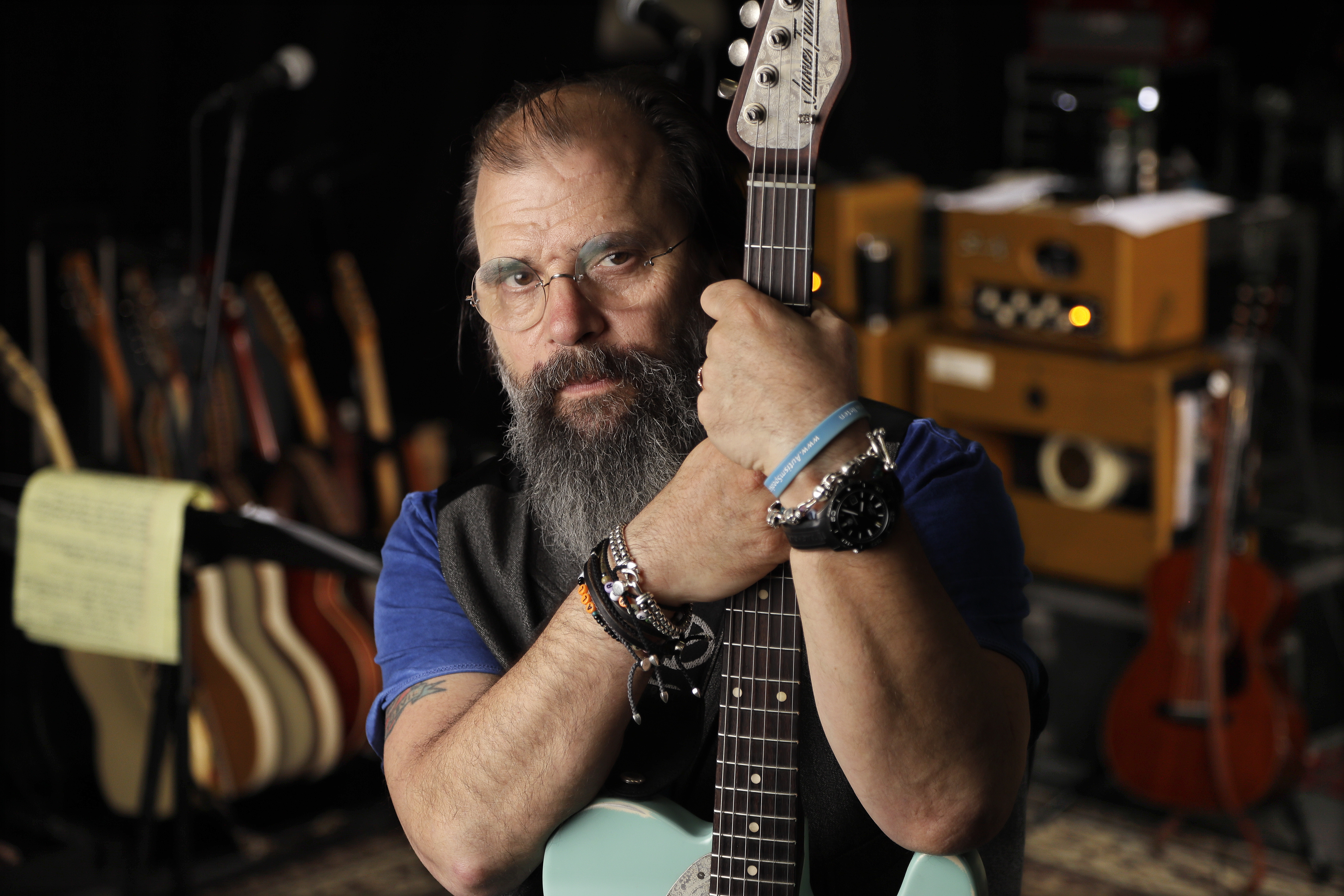 Steve Earle enlists Miranda, Willie to revisit outlaw music