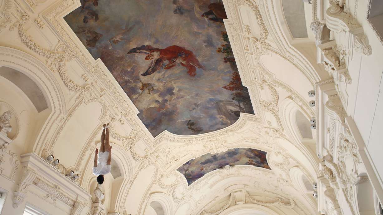 Paris shows off in race against Los Angeles for 2024 Games