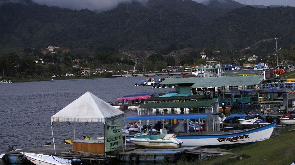 9 still missing after tourist boat sinks in Colombia