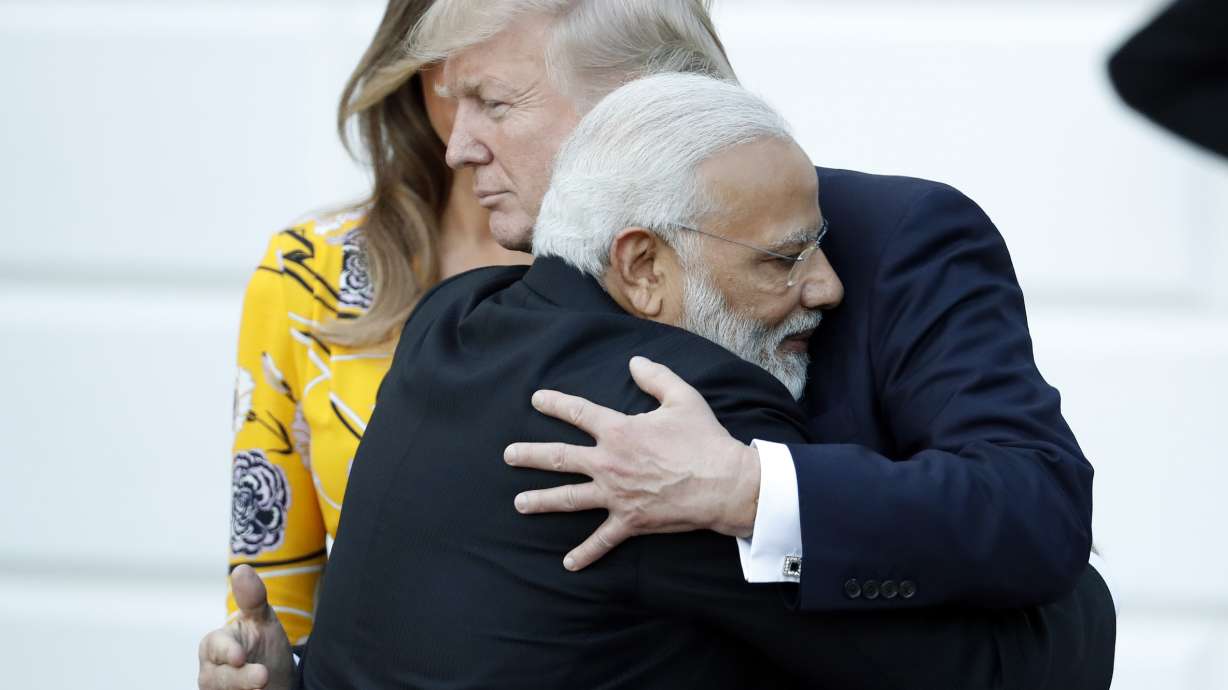 Modi meets Trump with his usual greeting _ bear hugs