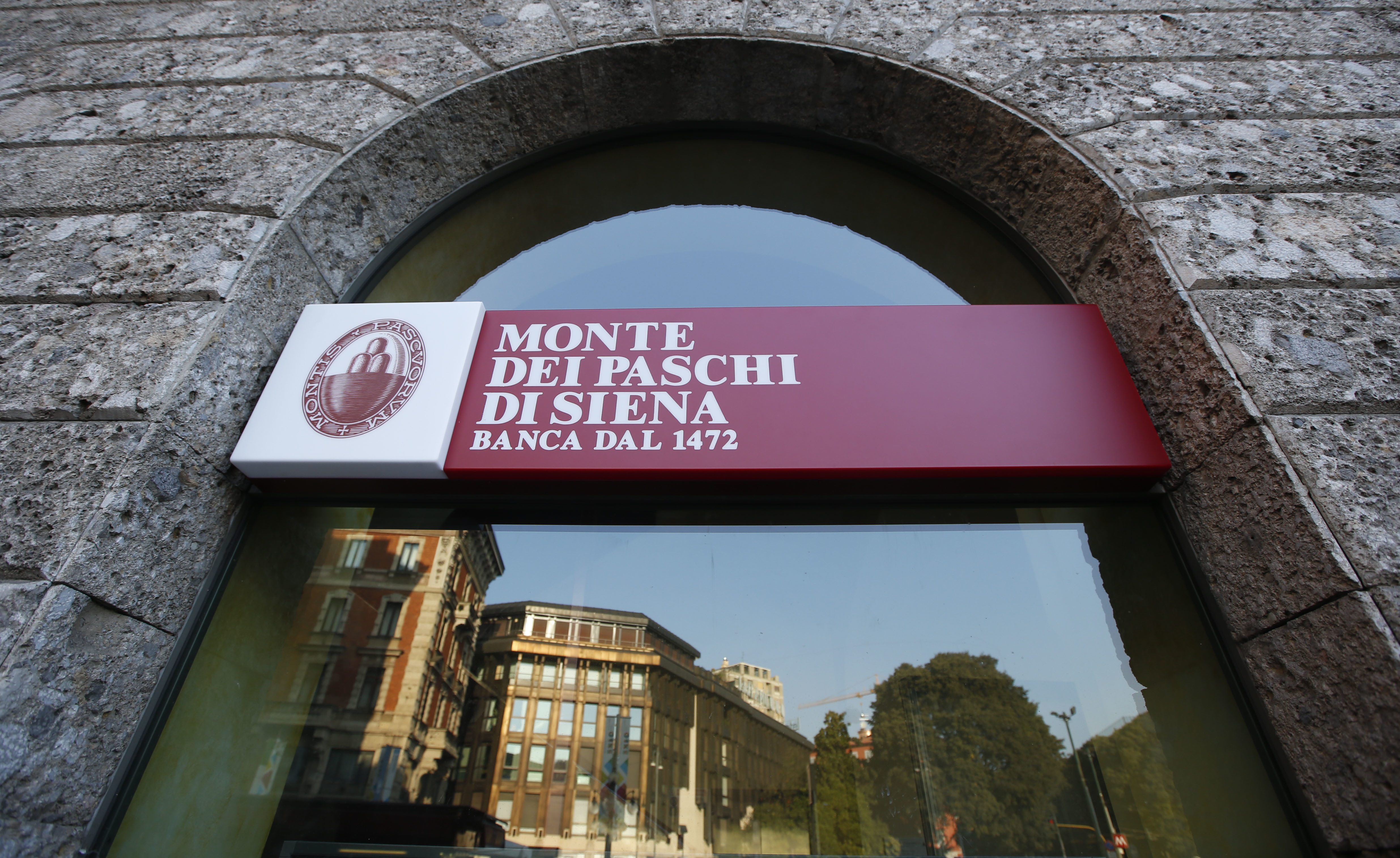 Italy to nationalize bank, shed $32.5B in bad loans