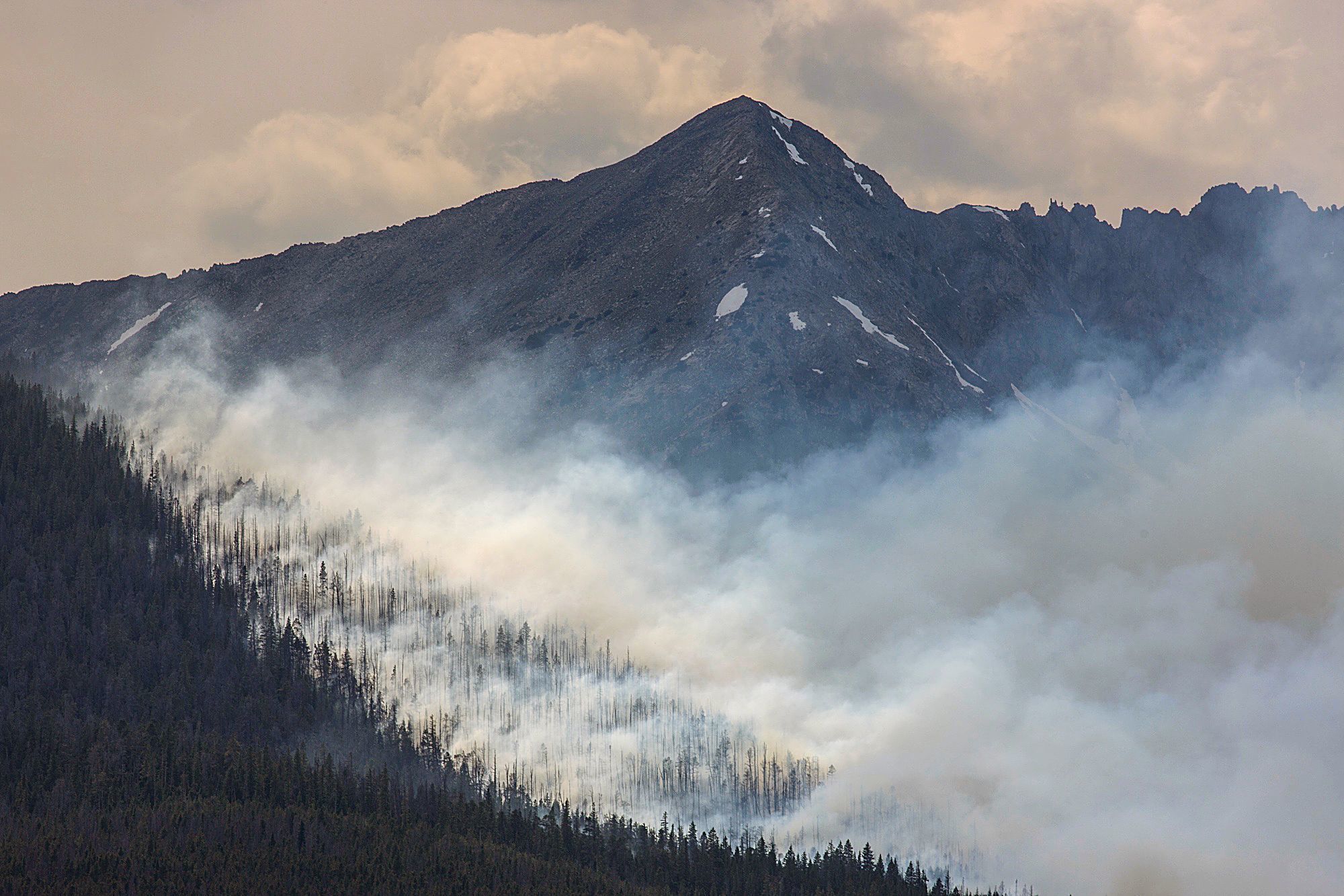 Fire forces hundreds of evacuations near Colorado ski resort