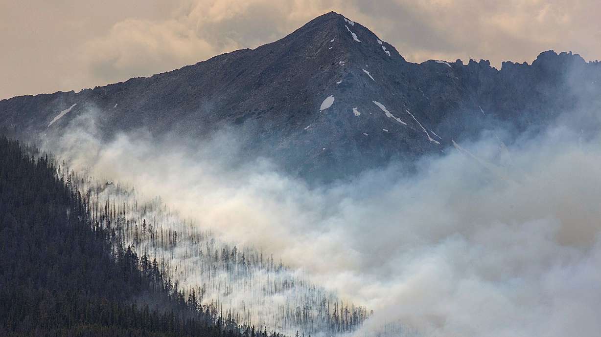 Fire forces hundreds of evacuations near Colorado ski resort
