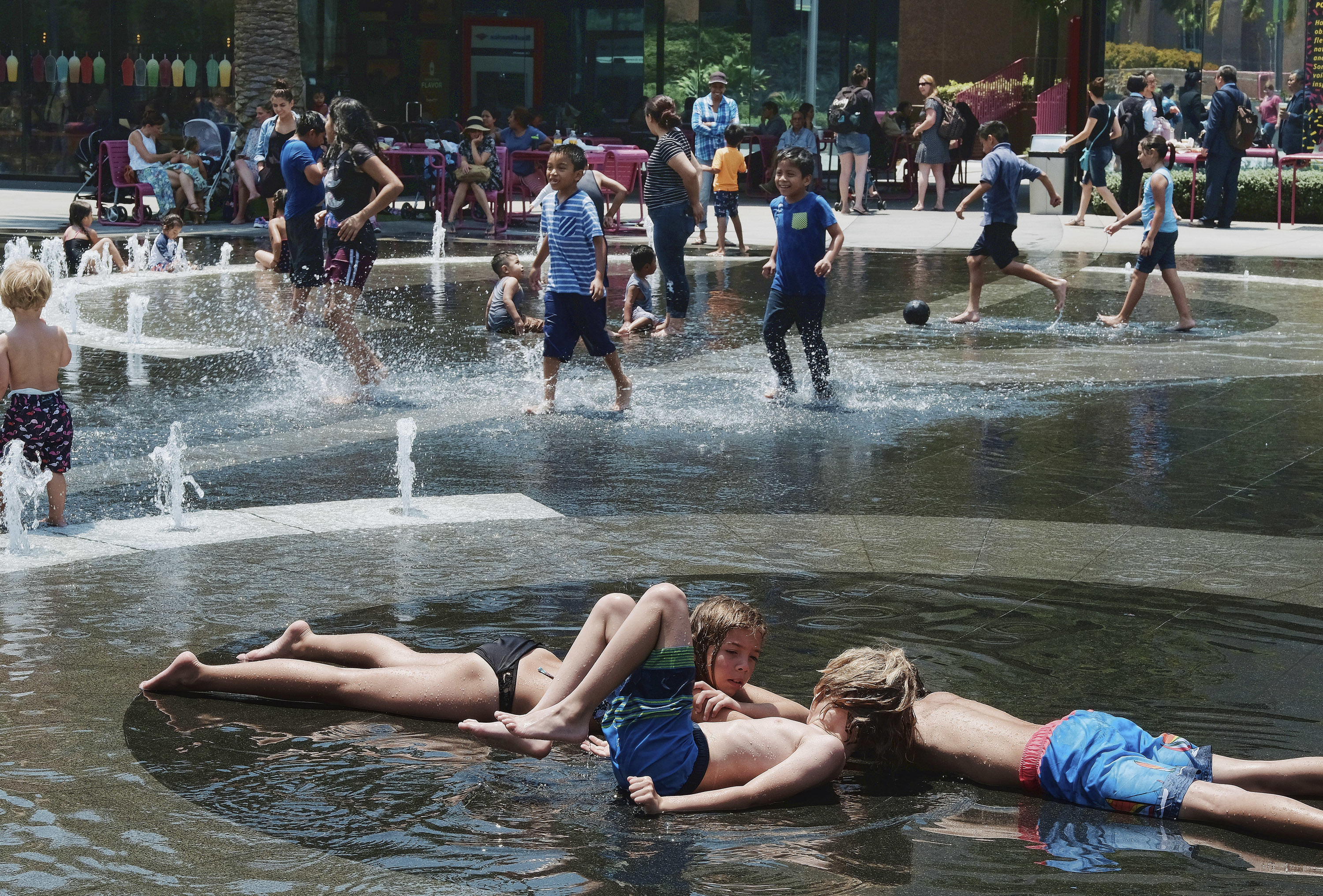 People splash in pools, fountains as Southwest US heats up