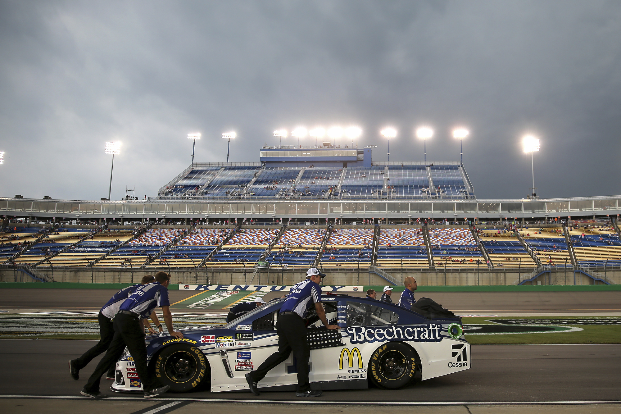 Kyle Busch earns Kentucky pole with track-record speed