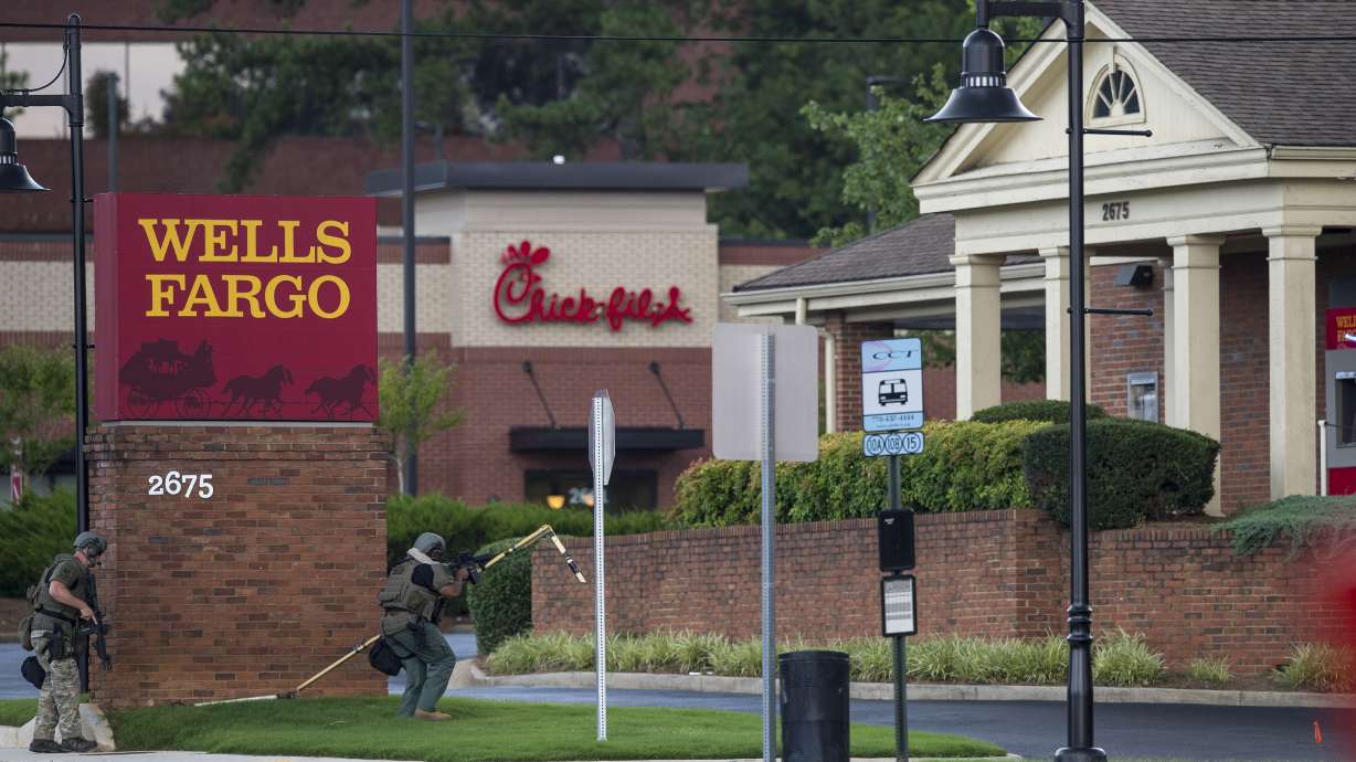 Man who claimed to have bomb at bank is killed by police