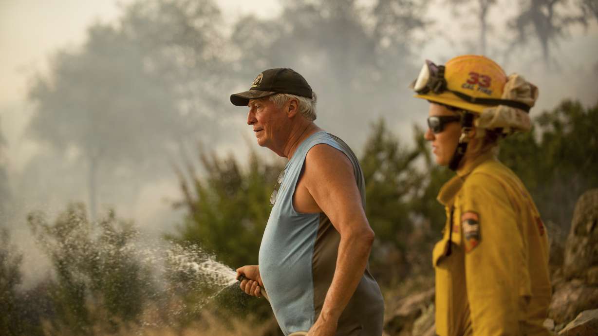 Thousands flee wildfires burning in the US and Canada