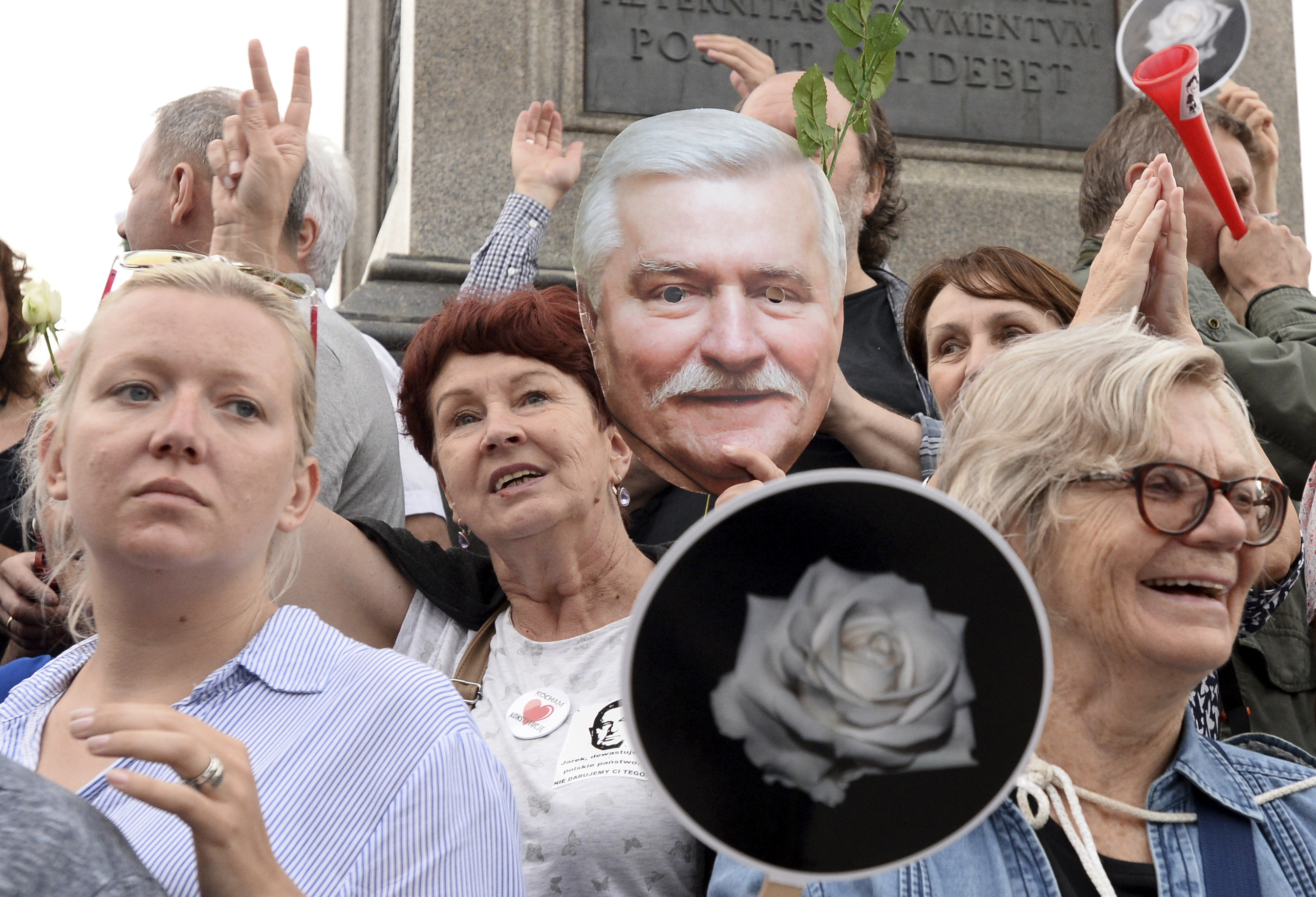 Poland: Protest held of monthly memorial for late president