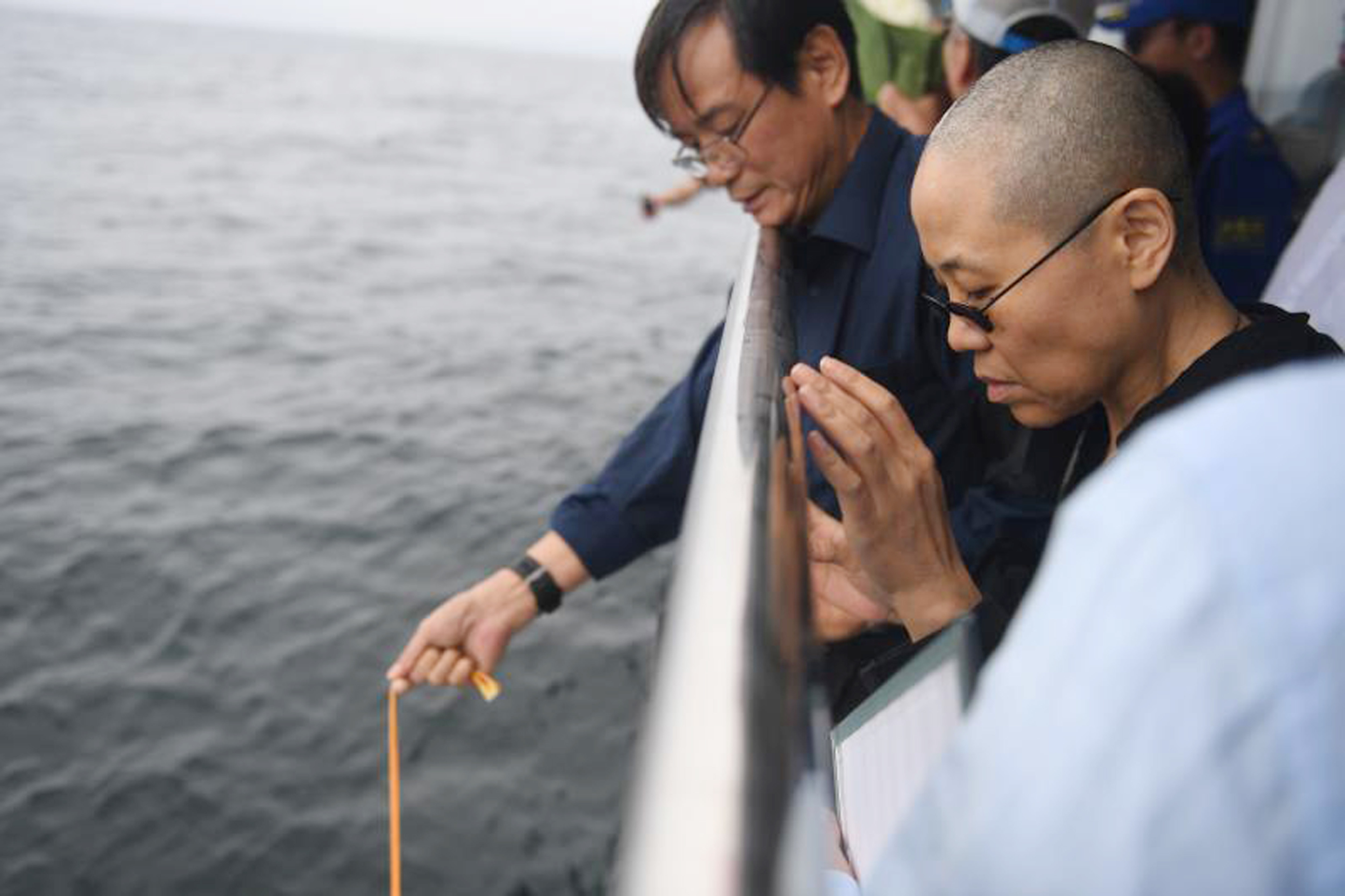 Family scatters Chinese Nobel laureate's ashes into the sea