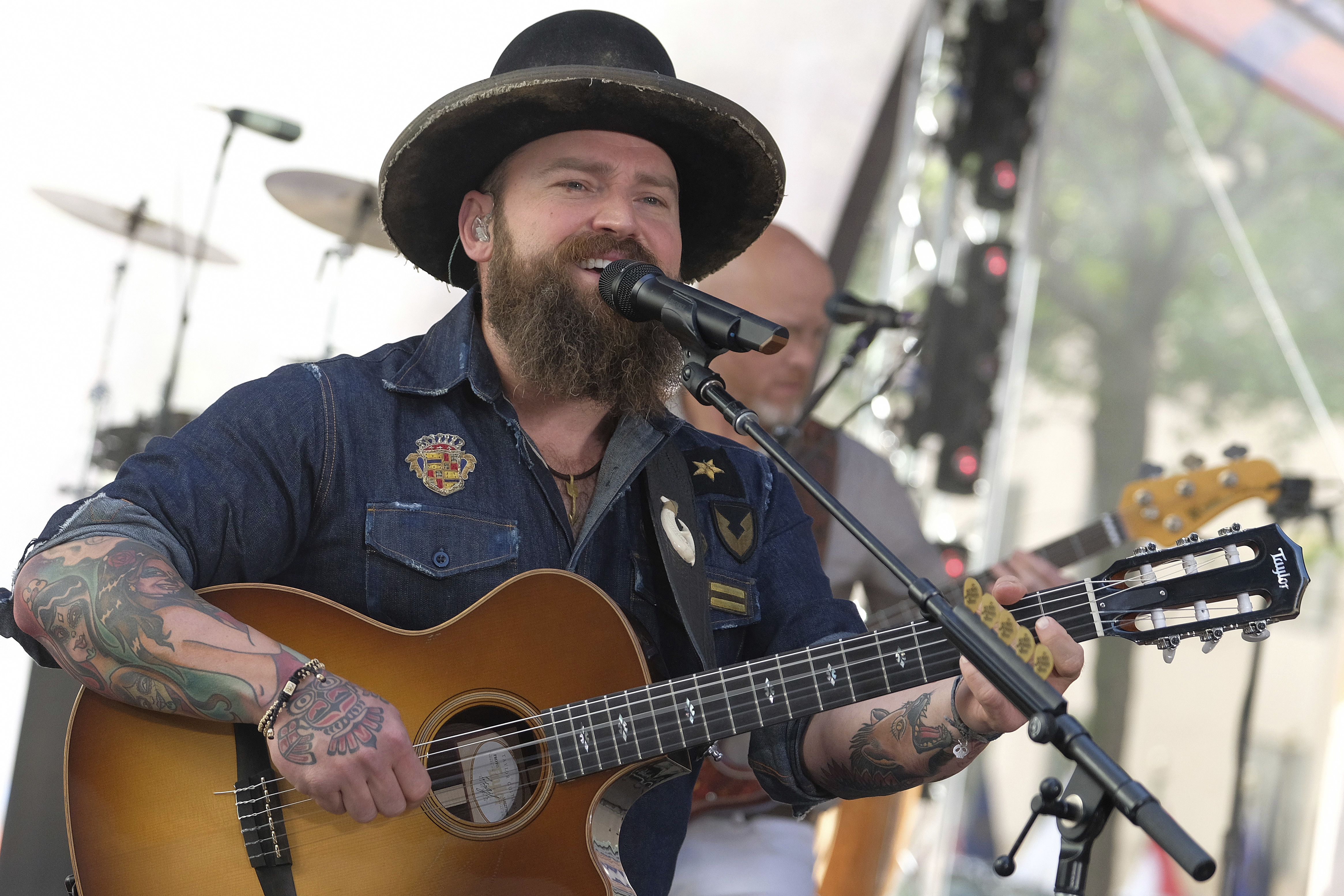 Singer Zac Brown visits teen in Philadelphia hospital