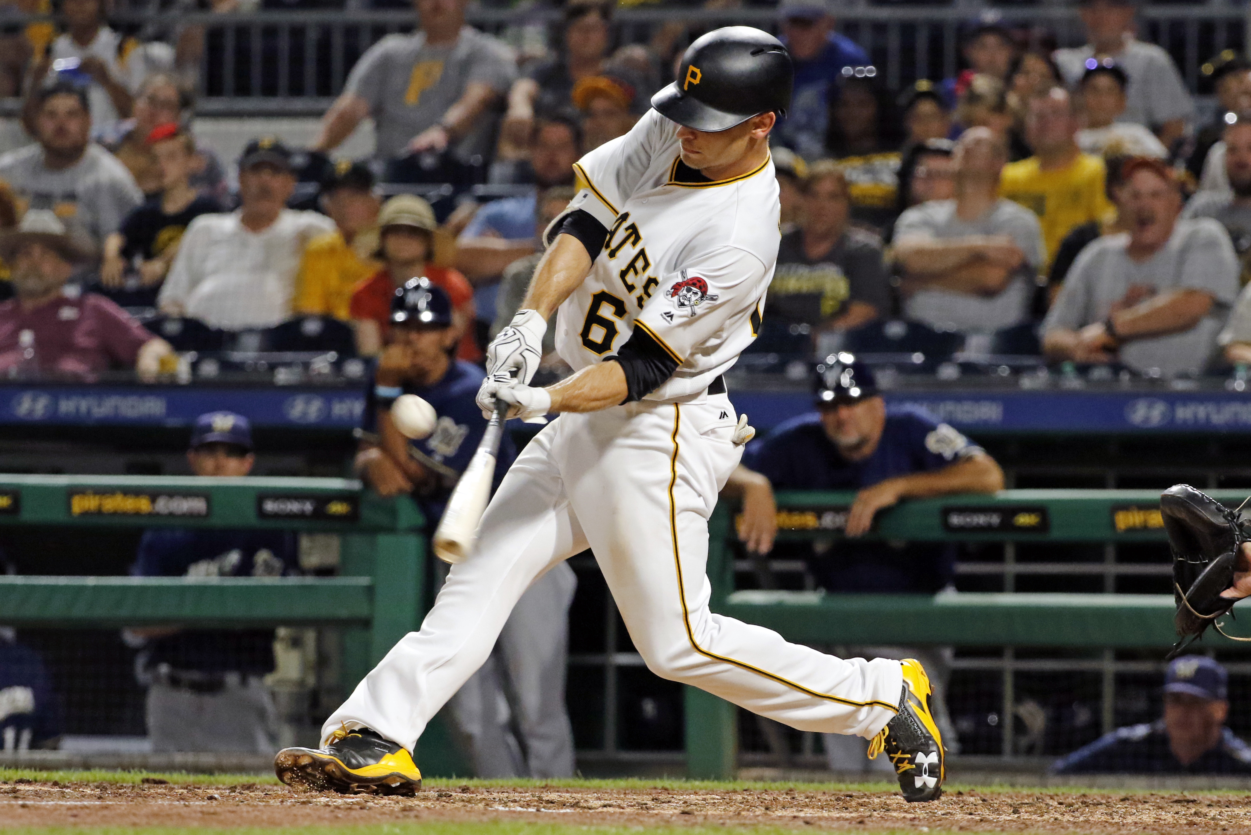 Pirates rookie Moroff beats Central-leading Brewers in 10th