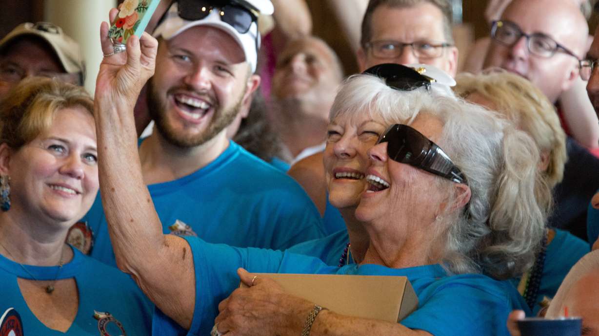 Hemingway look-alikes gather in Key West for annual contest