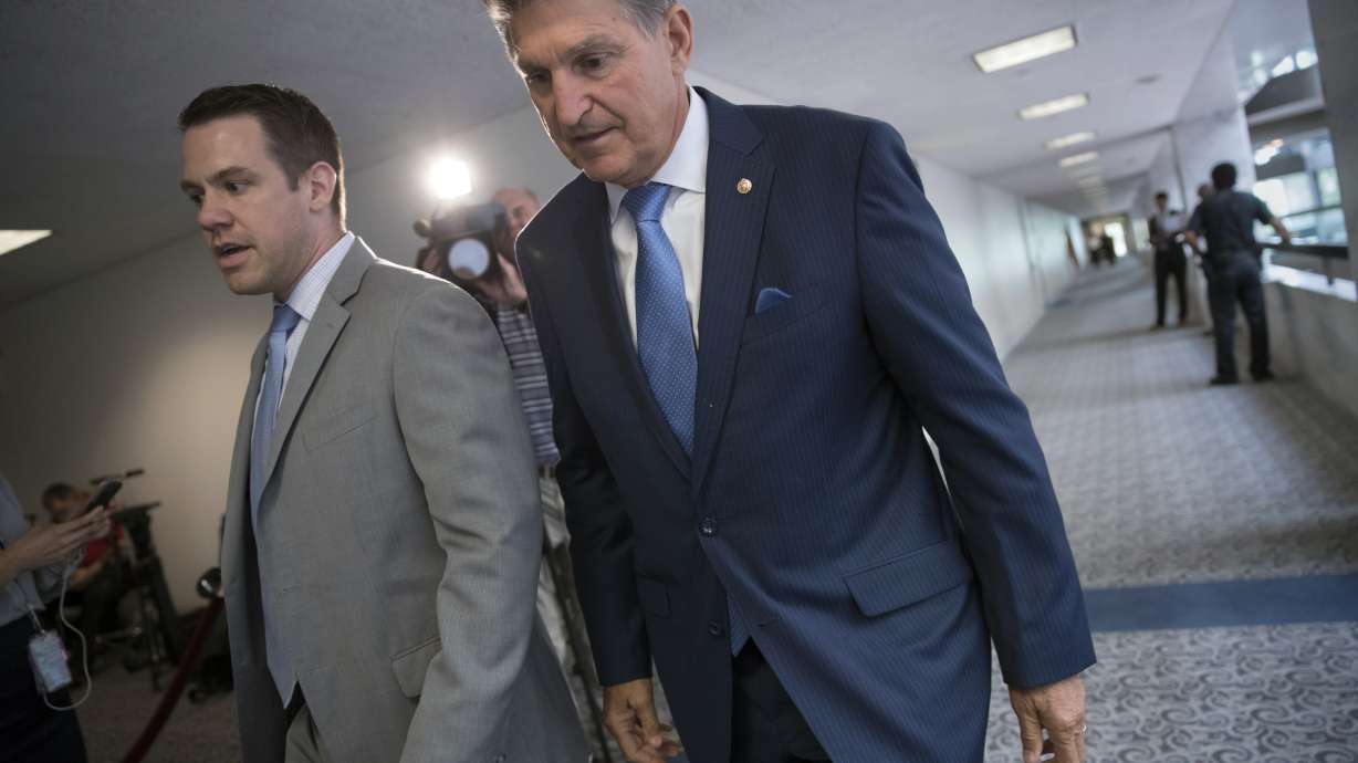 The Latest: Senators update plans for Trump Jr., Manafort