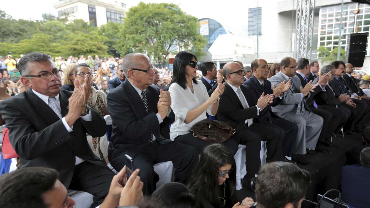 Venezuelans protest Maduro's plan to rewrite constitution