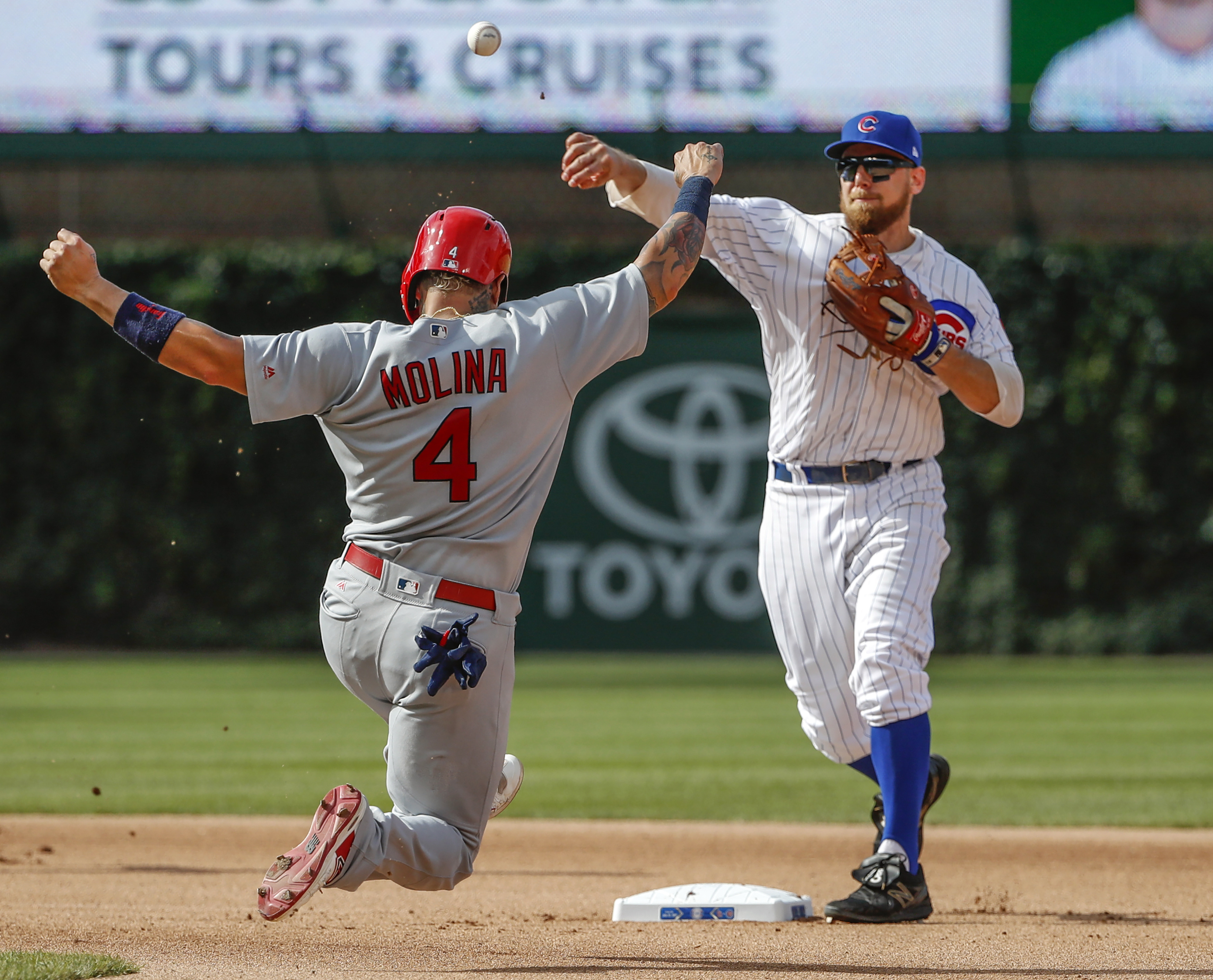 Bryant gallops home, Cubs rally in 8th, edge Cardinals 3-2