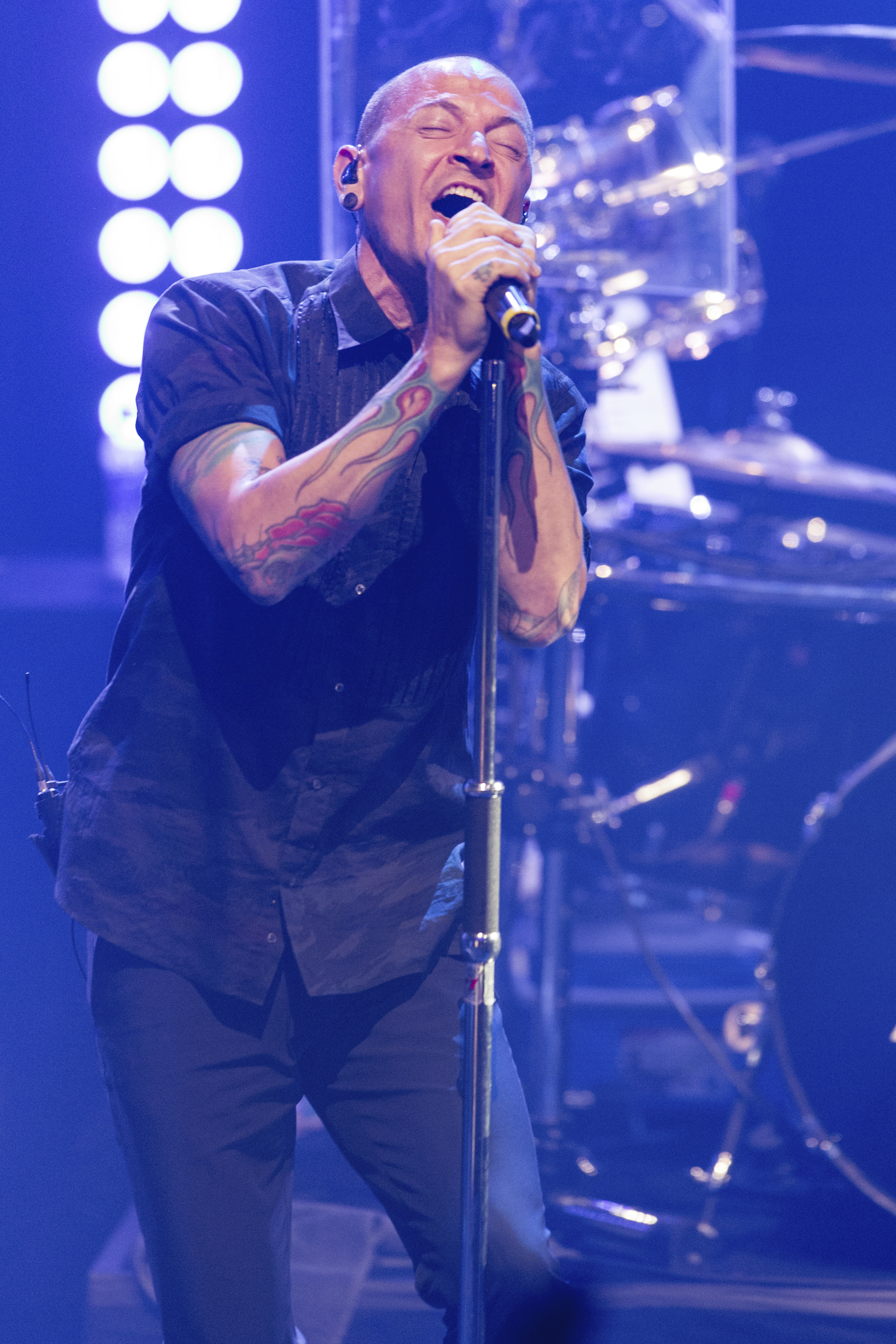 The Latest: Bennington's housekeeper found him hanging