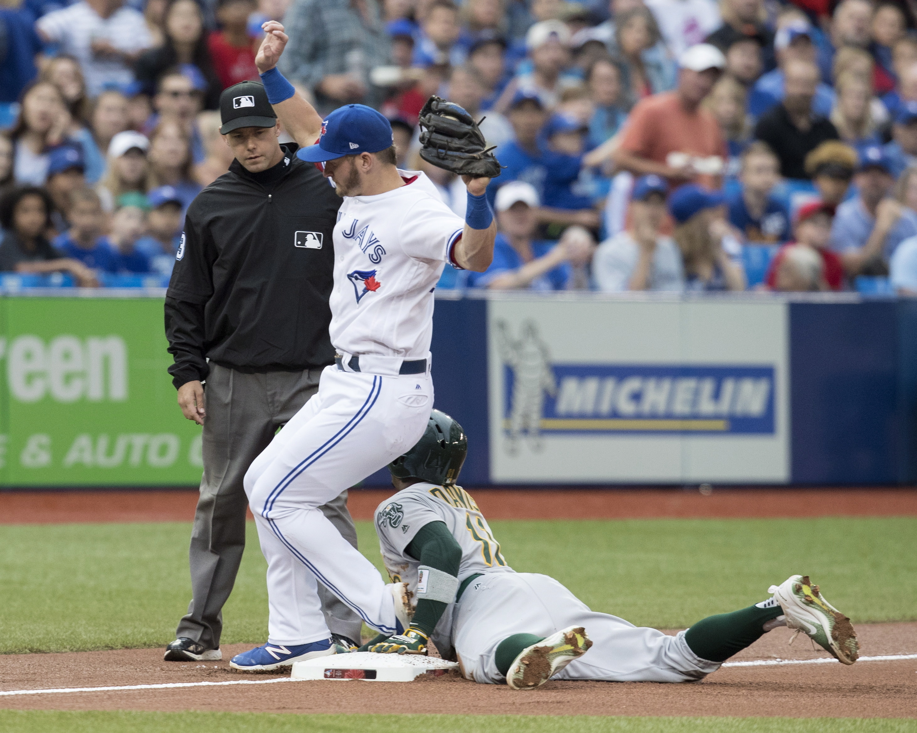 Liriano gets first win in three starts, Jays beat A's 4-2