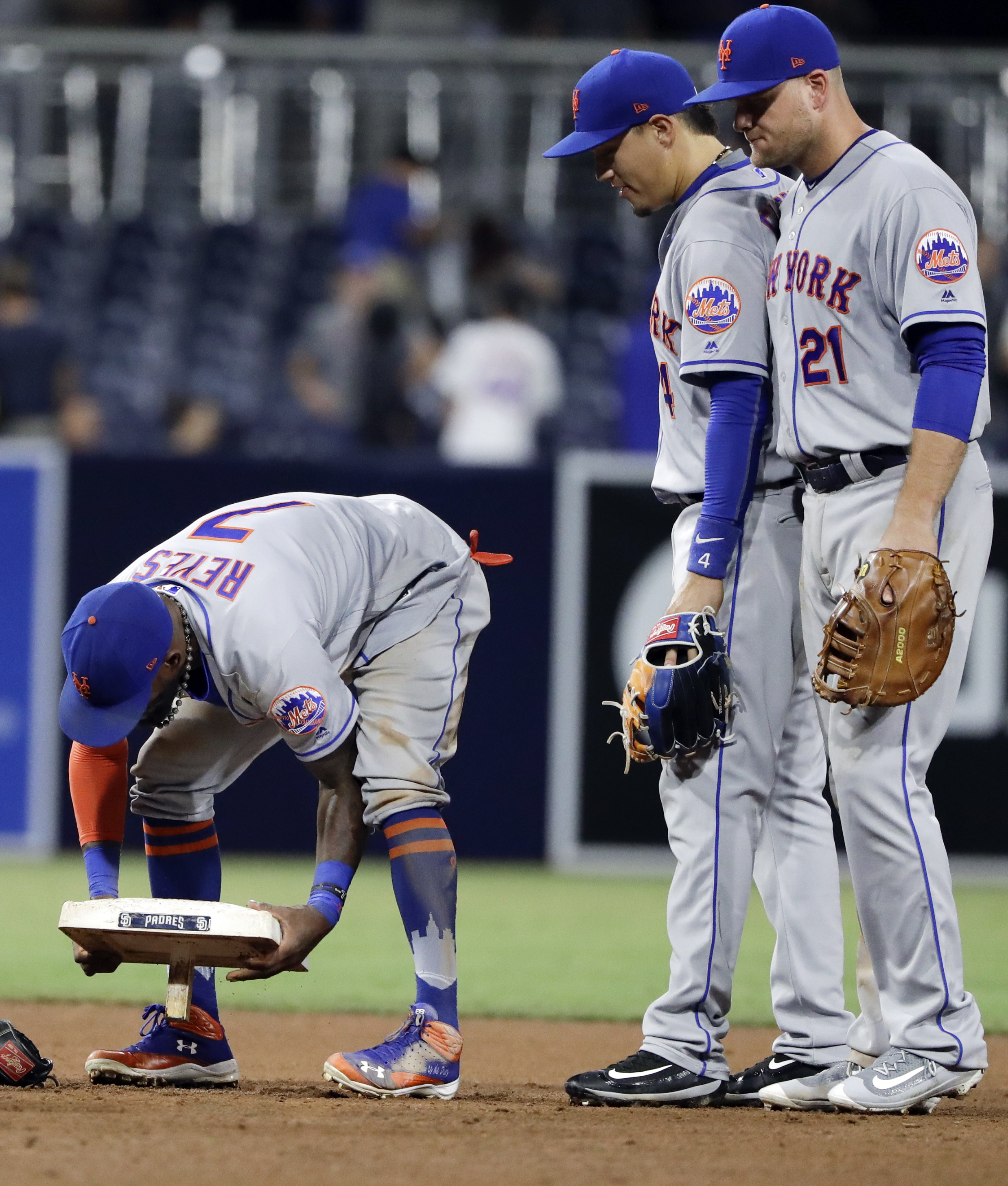 DeGrom wins 8th straight start, Mets hold off Padres 5-3