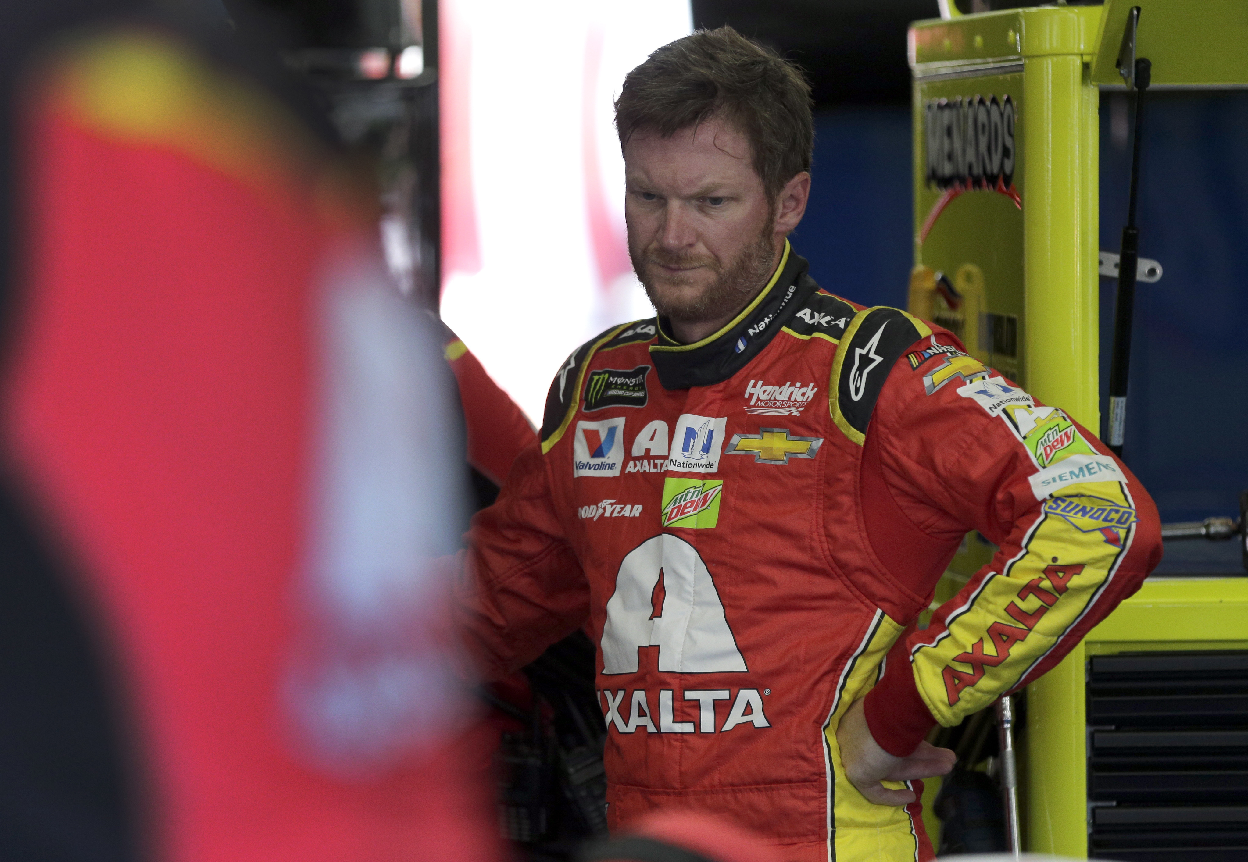 Earnhardt defends crew chief Ives in shaky final season