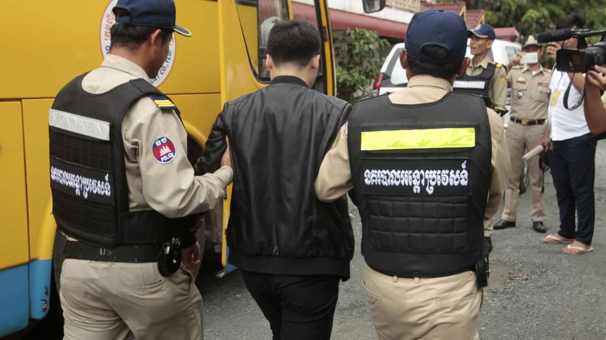 Cambodia deports telephone fraud suspects to China