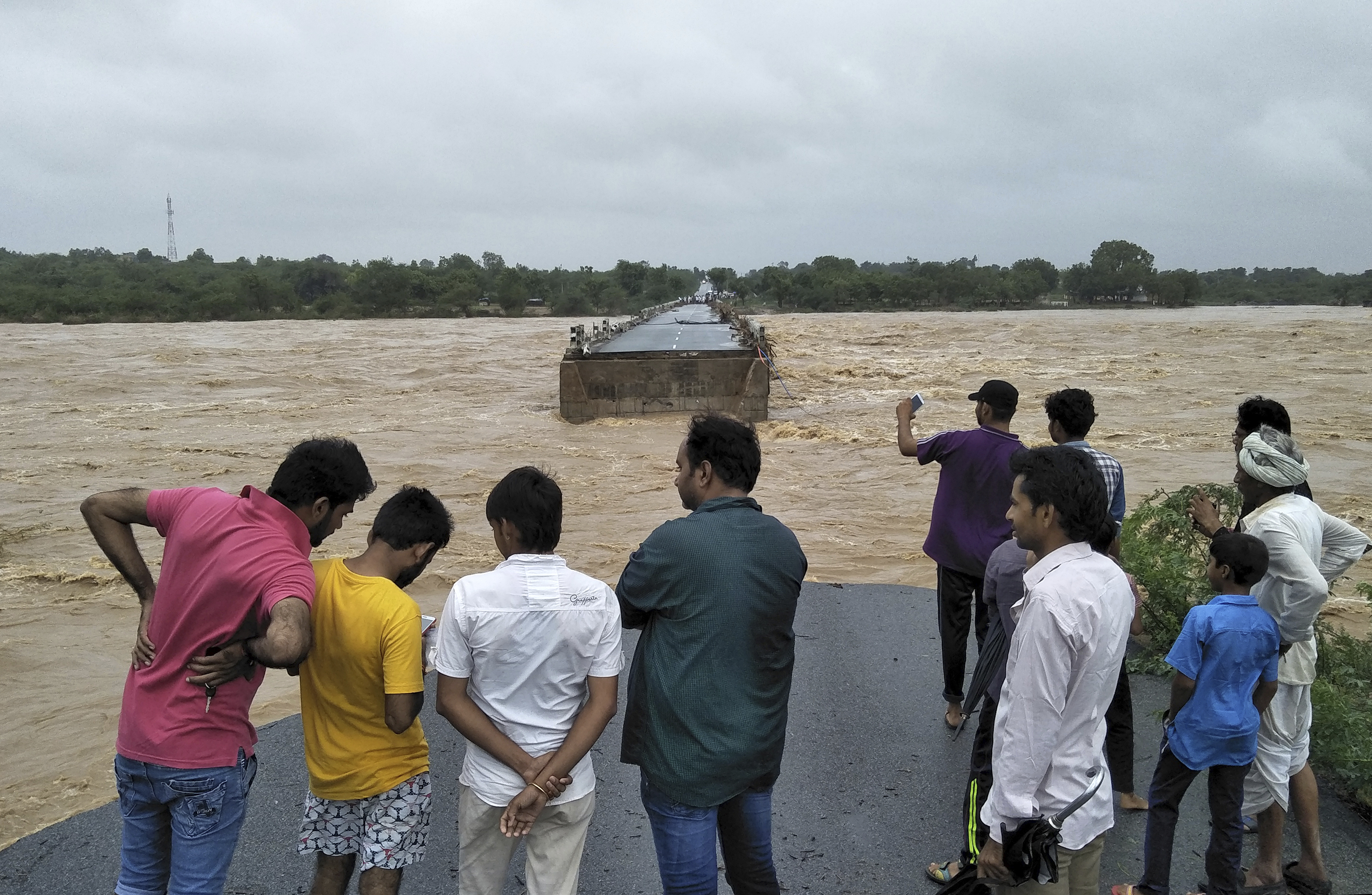 48 dead as heavy monsoon rains lash western India