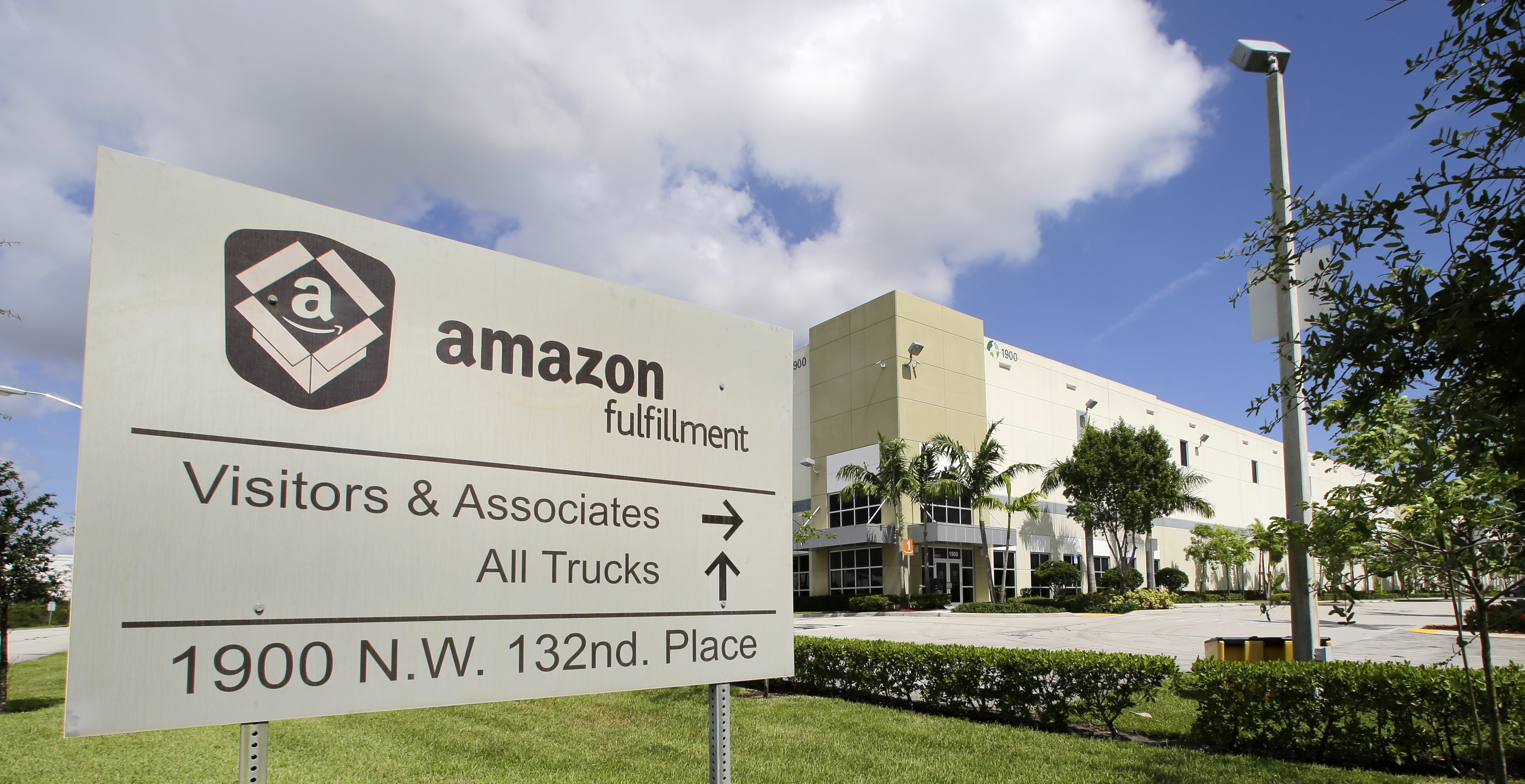 Now hiring at Amazon: Thousands of people in 1 day
