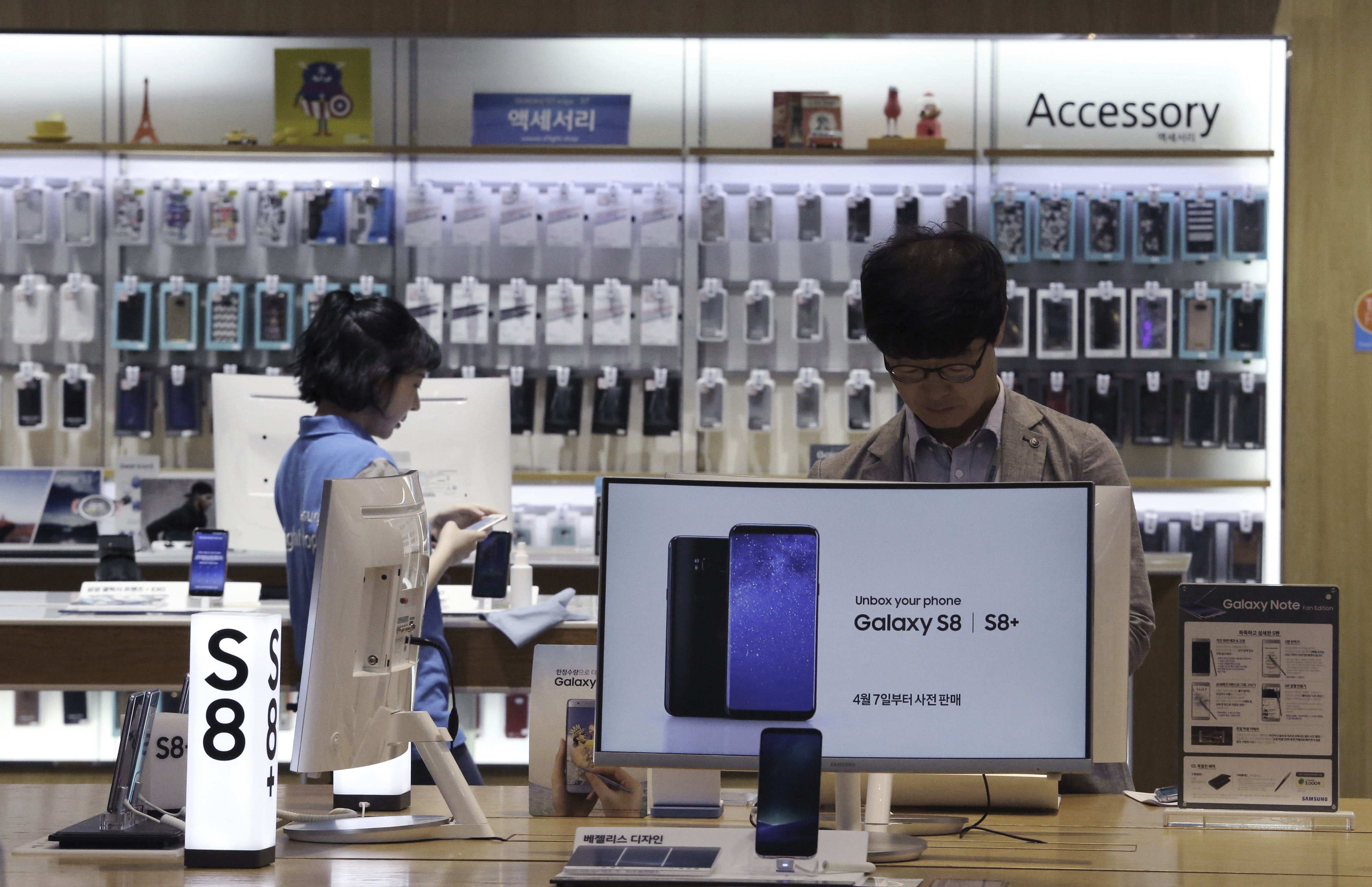 Samsung ends Intel's 2-decade-plus reign in microchips