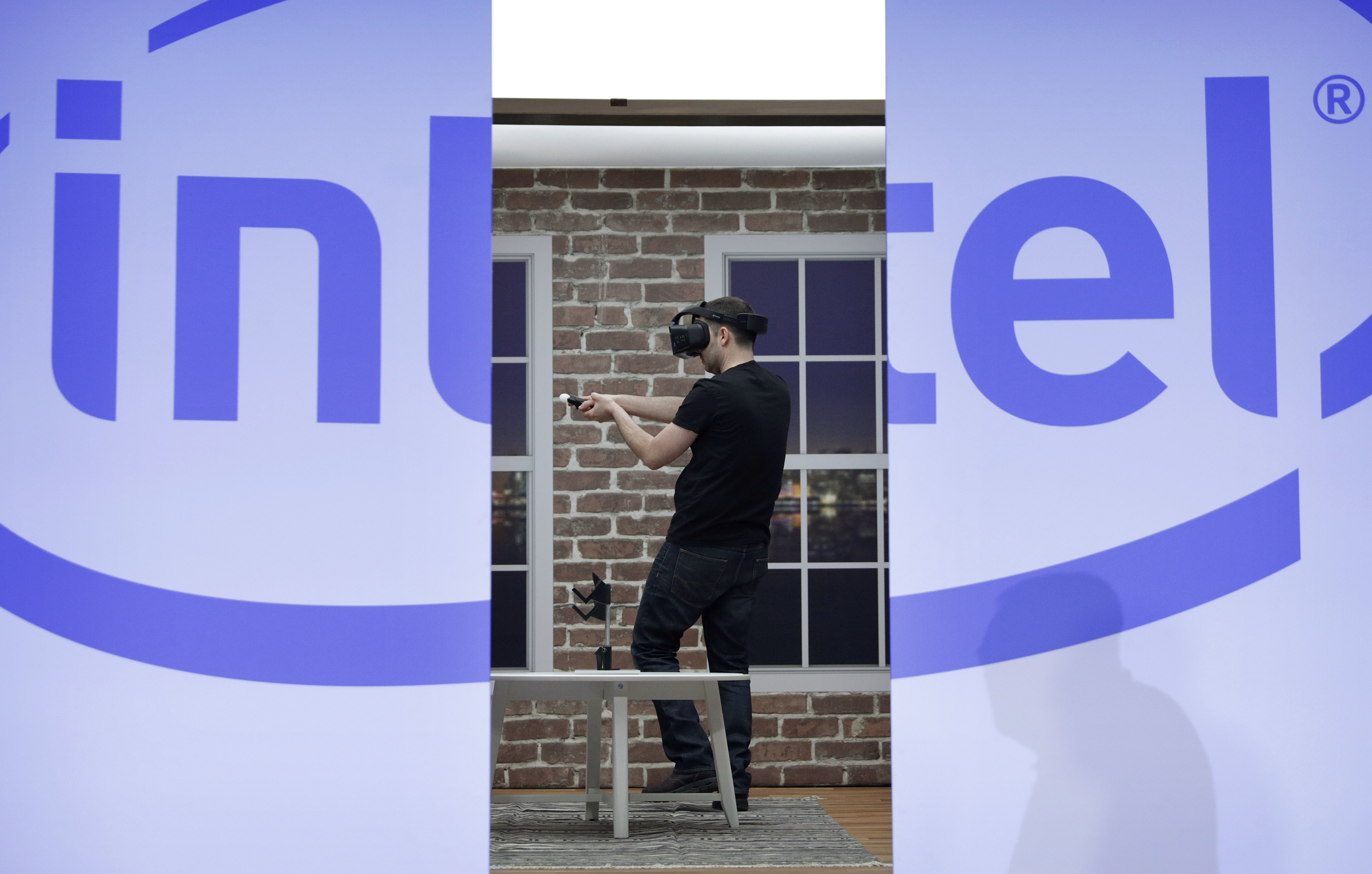 Intel's 2Q results top analyst views, lifting stock