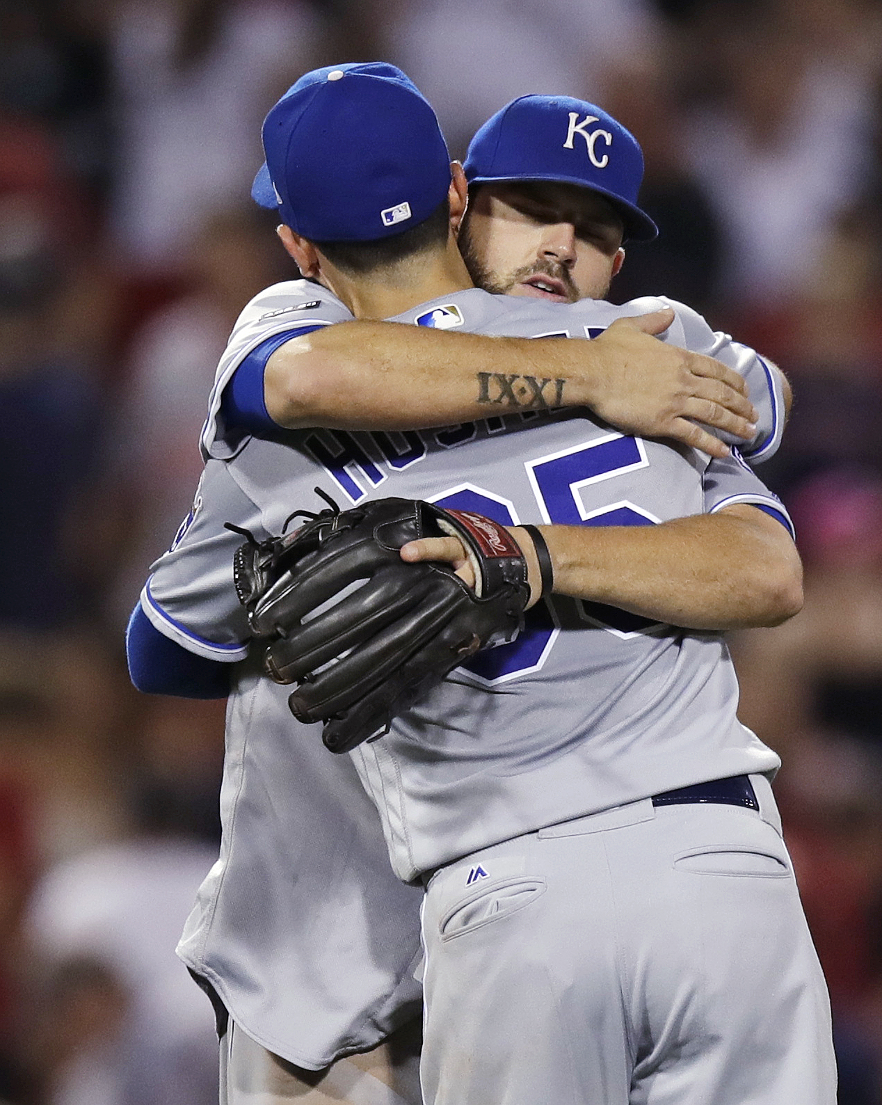 Moustakas' 30th HR lifts Royals over Red Sox for 9th in row