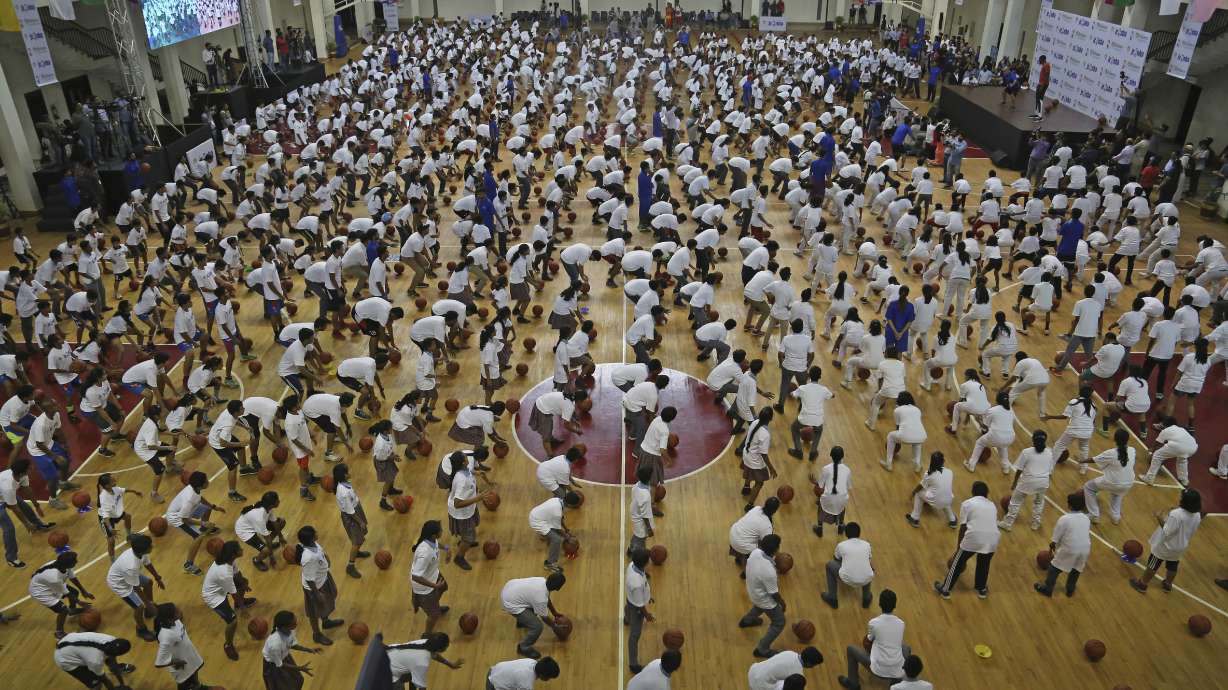 Durant scores in India with big crowd at basketball clinic