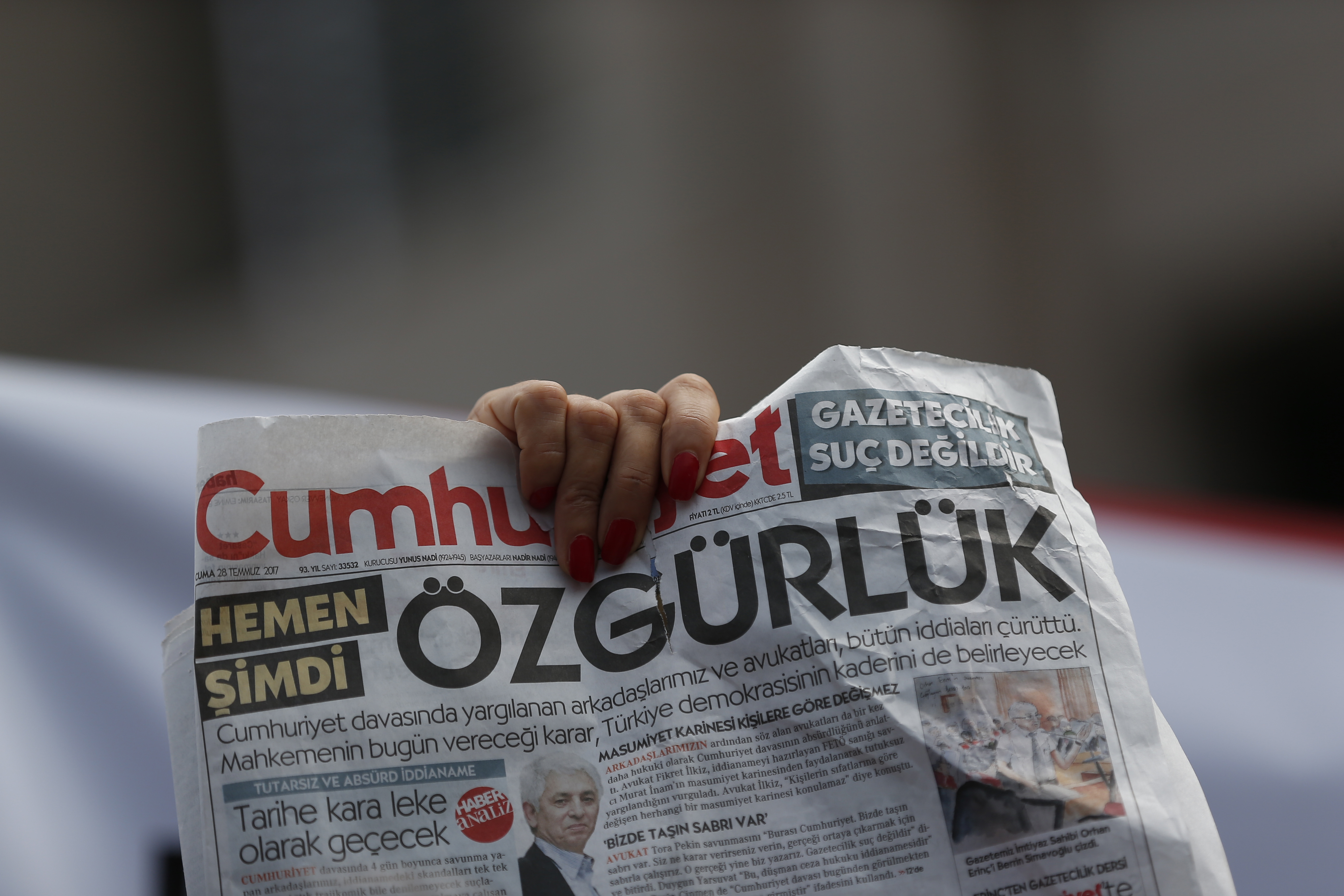 7 staff members of opposition newspaper leave Turkish jail