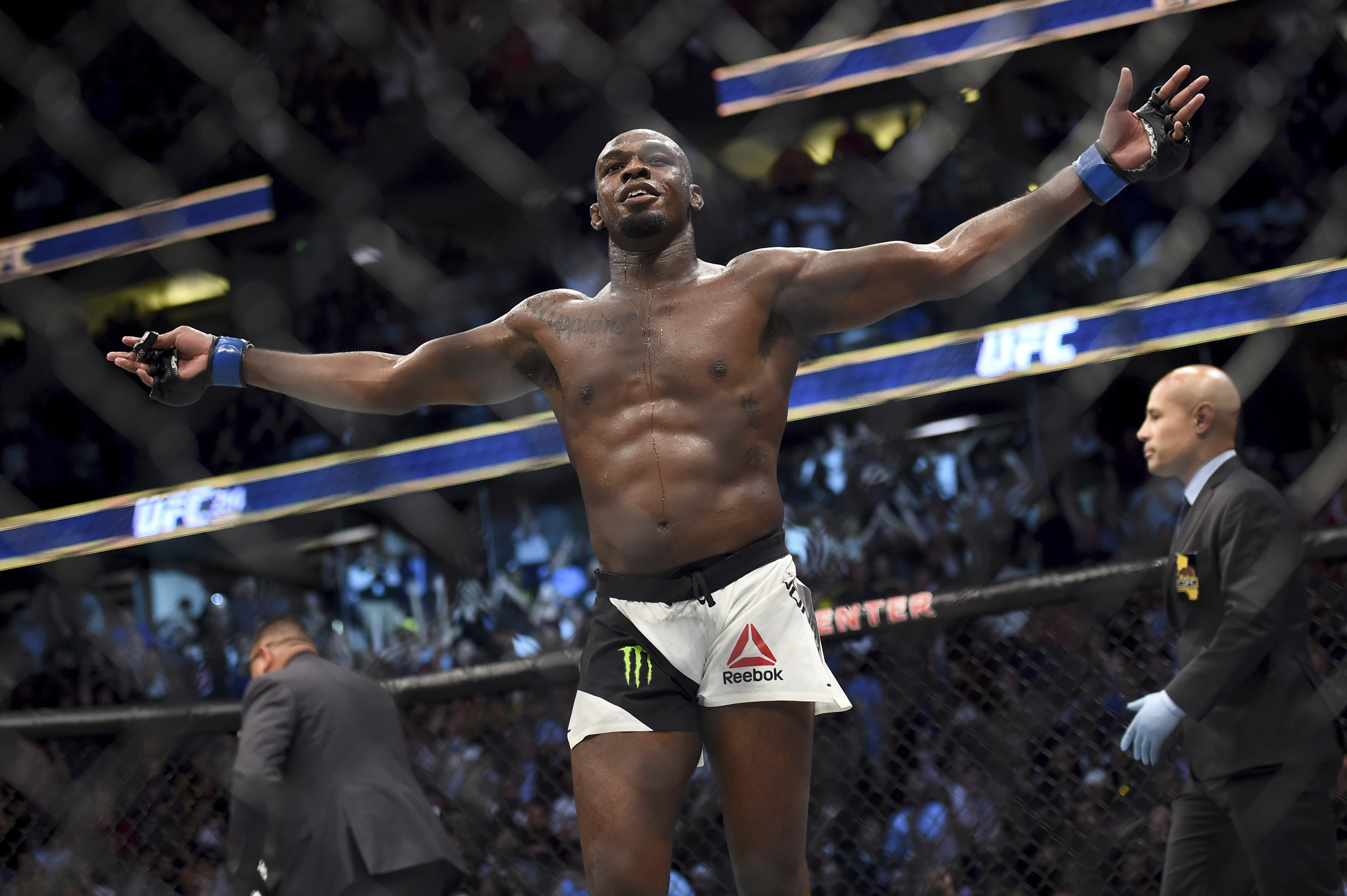 Jon Jones stops Cormier in 3rd, regains UFC title belt
