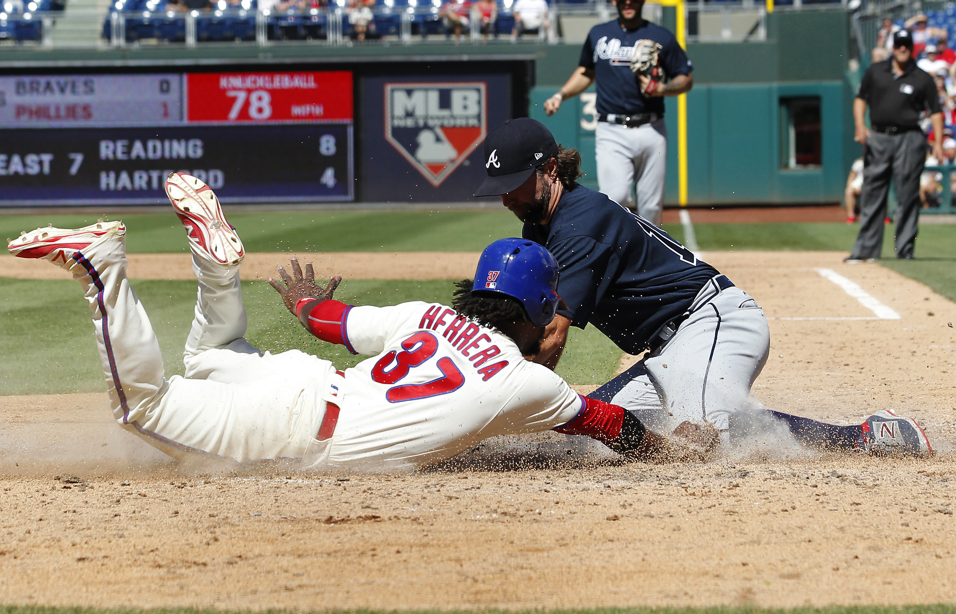 Galvis' single in 9th lifts Phillies to 2-1 win over Braves