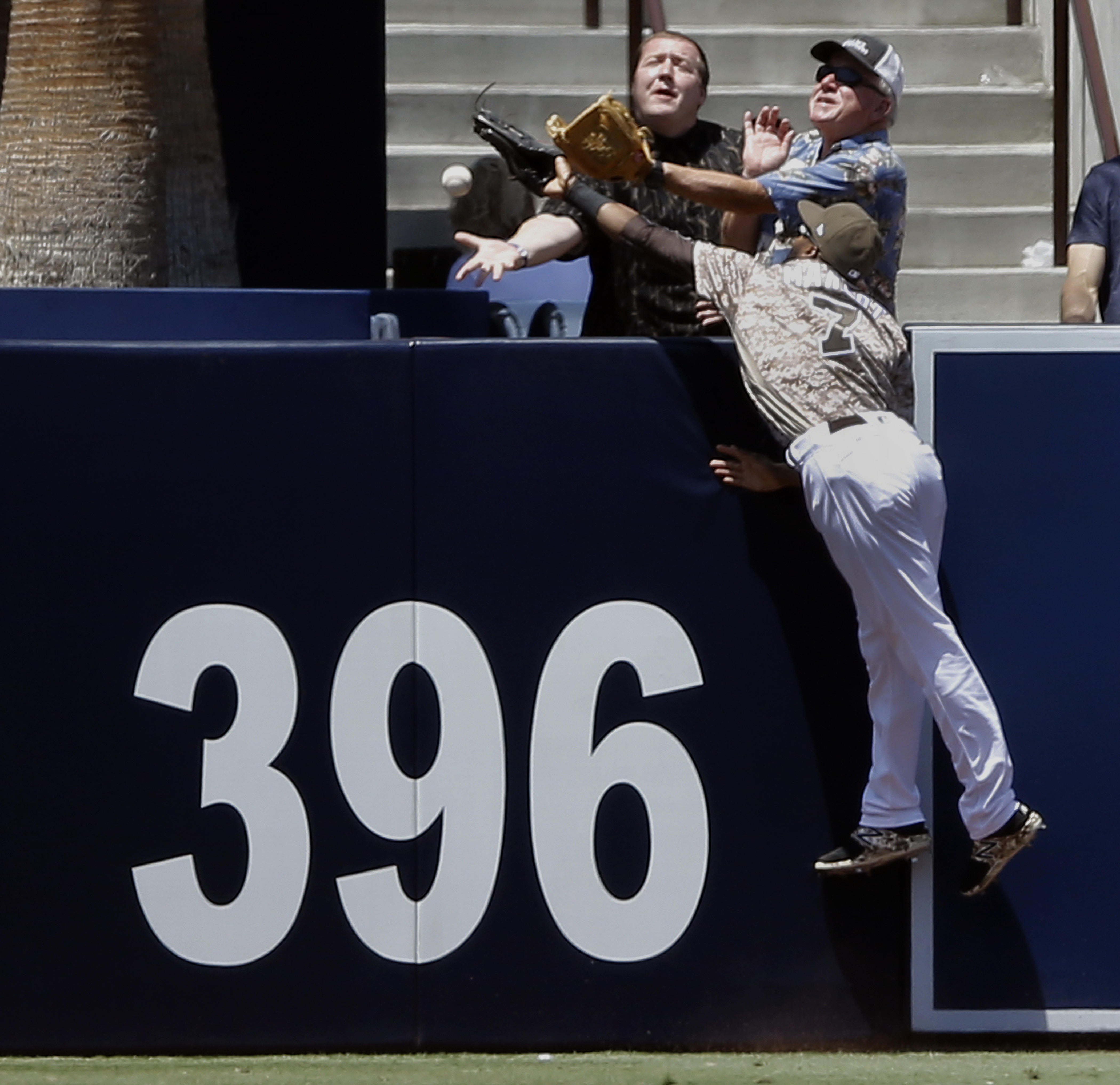 McCutchen's 3 homers carry Cole, Bucs to 7-1 win vs Padres