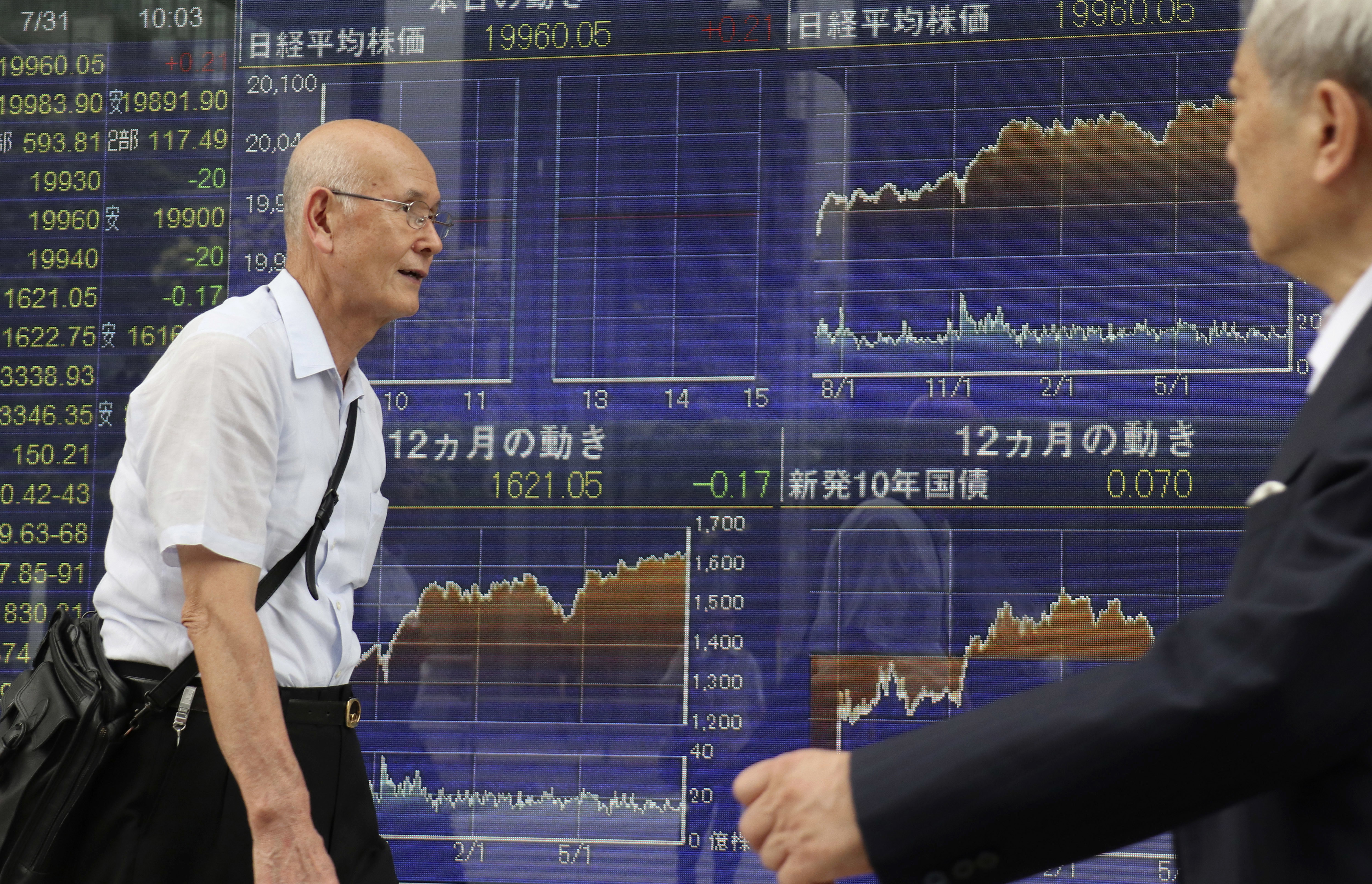 Global stocks mostly rise as investors eye earnings