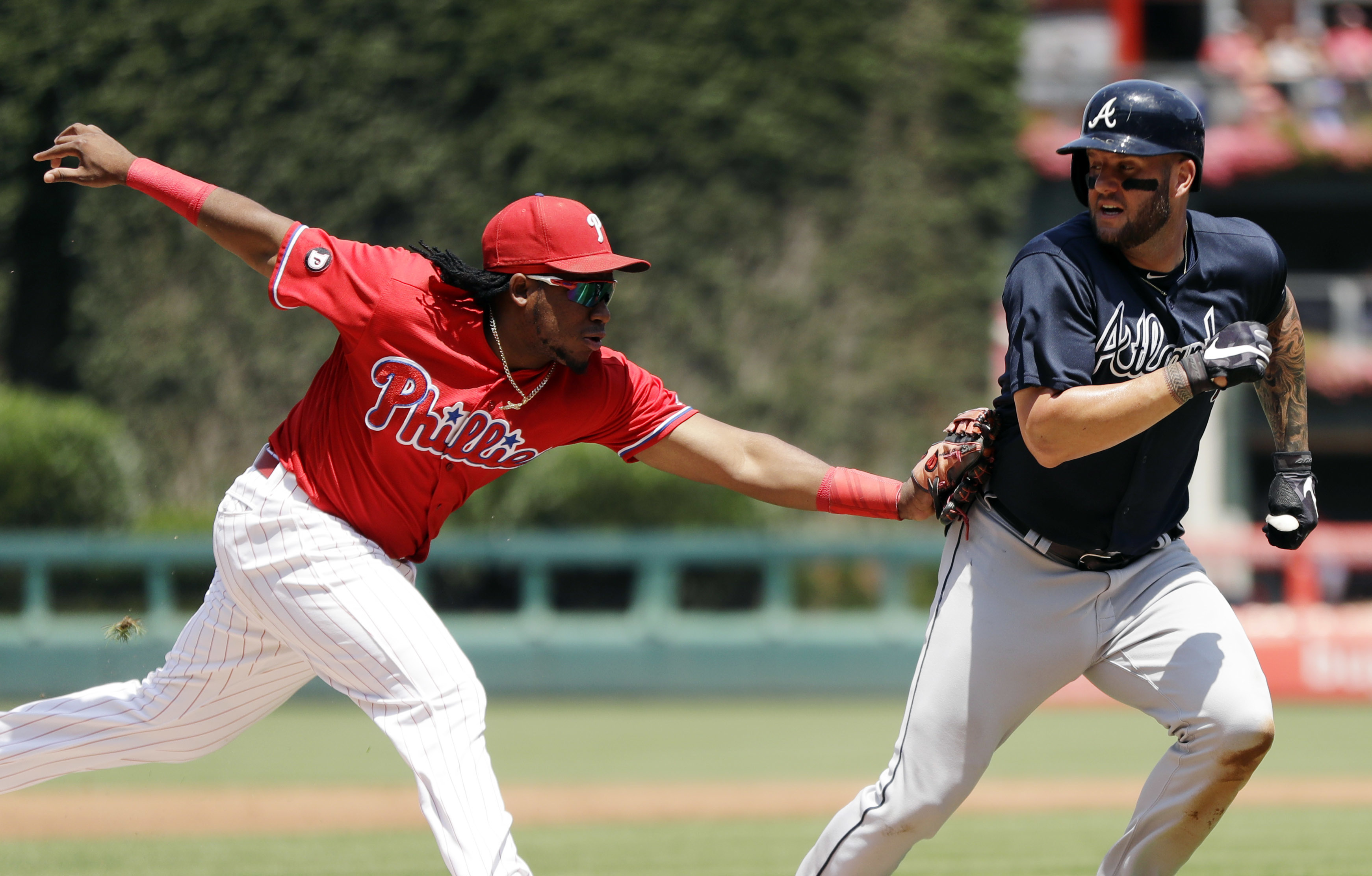 Phillies beat Braves 7-6 win, complete 4-game sweep