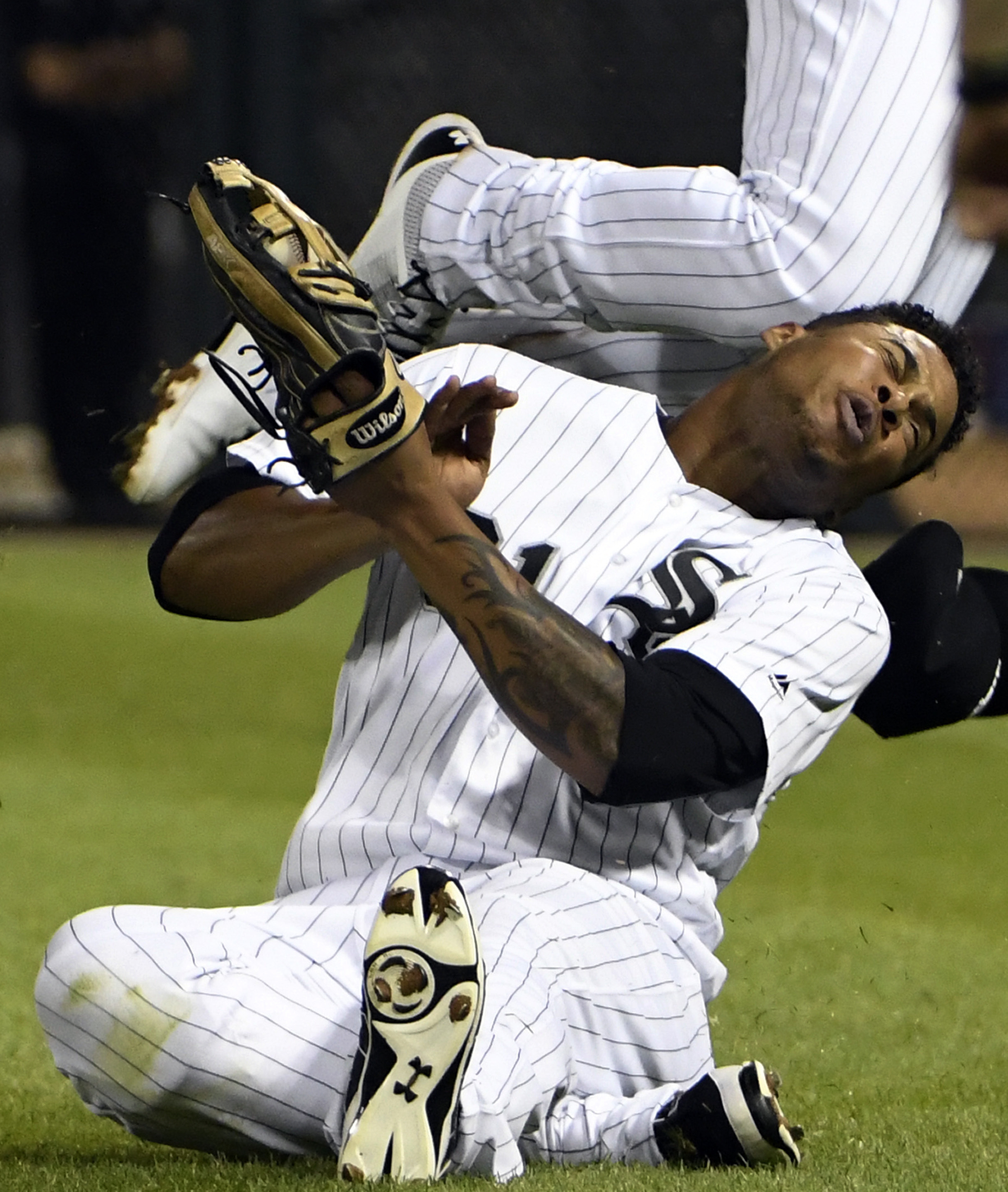 White Sox 2B Moncada hurts knee in outfield collision