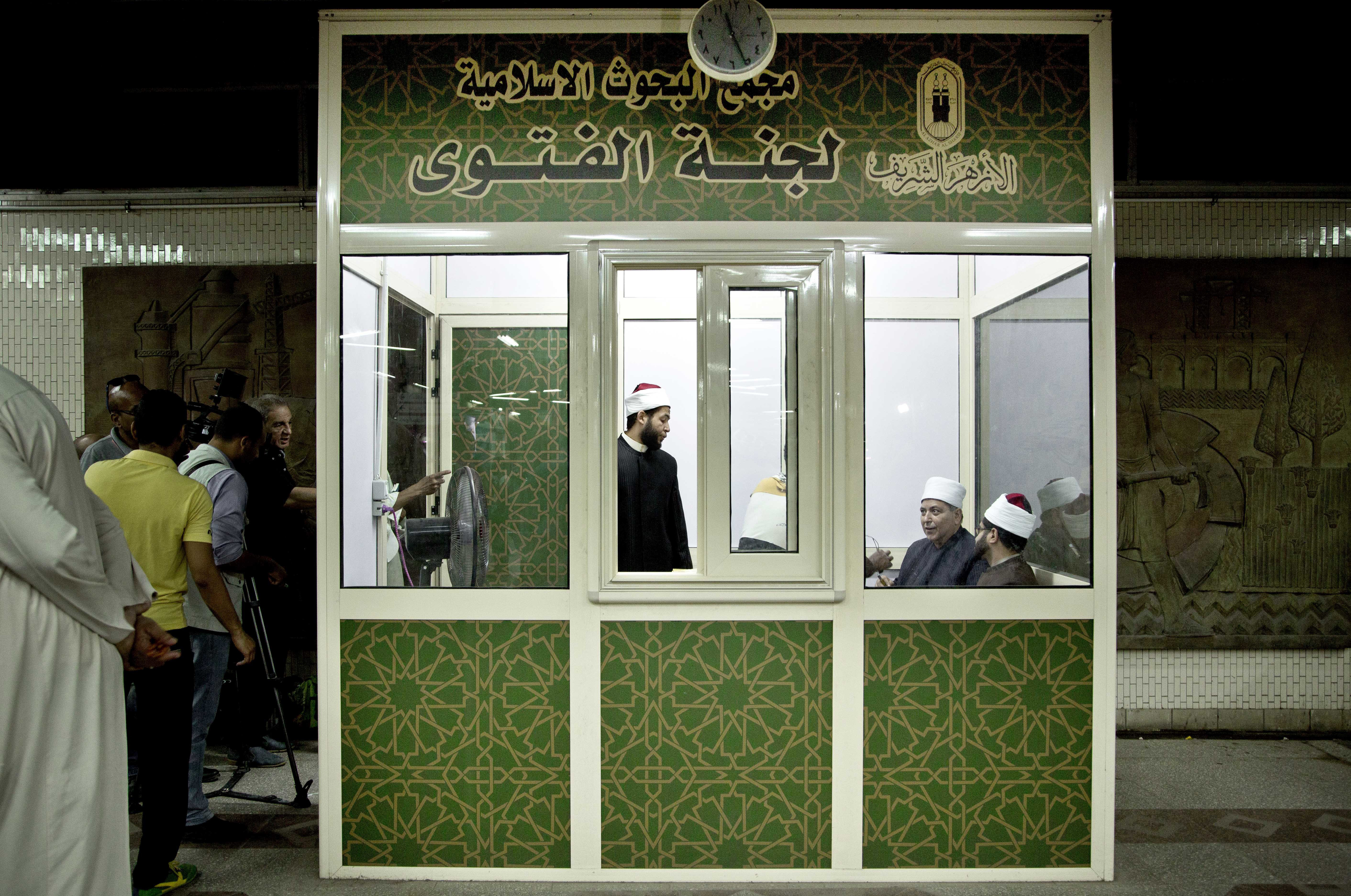 Clerics offering religious edicts in Cairo metro stir debate