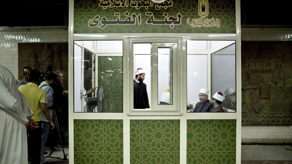Clerics offering religious edicts in Cairo metro stir debate
