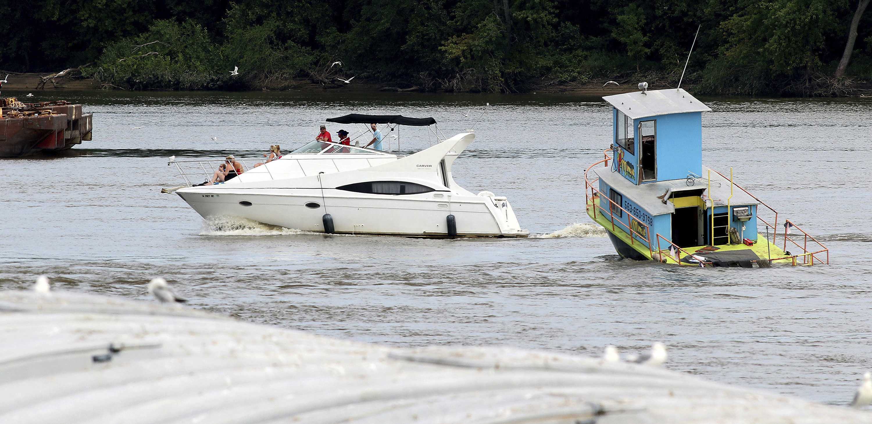 Burger boat sinks in Mississippi river in eastern Iowa