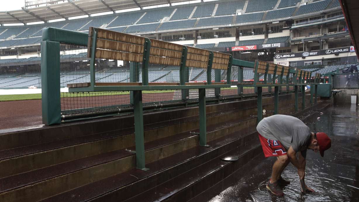 Pujols' 608th homer, 5 RBIs power Angels past Phillies, 7-1