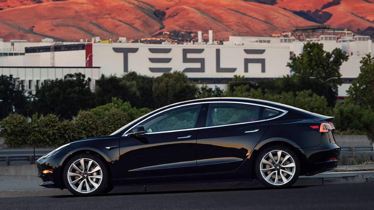 Tesla moves to sooth worries about Model 3 output targets