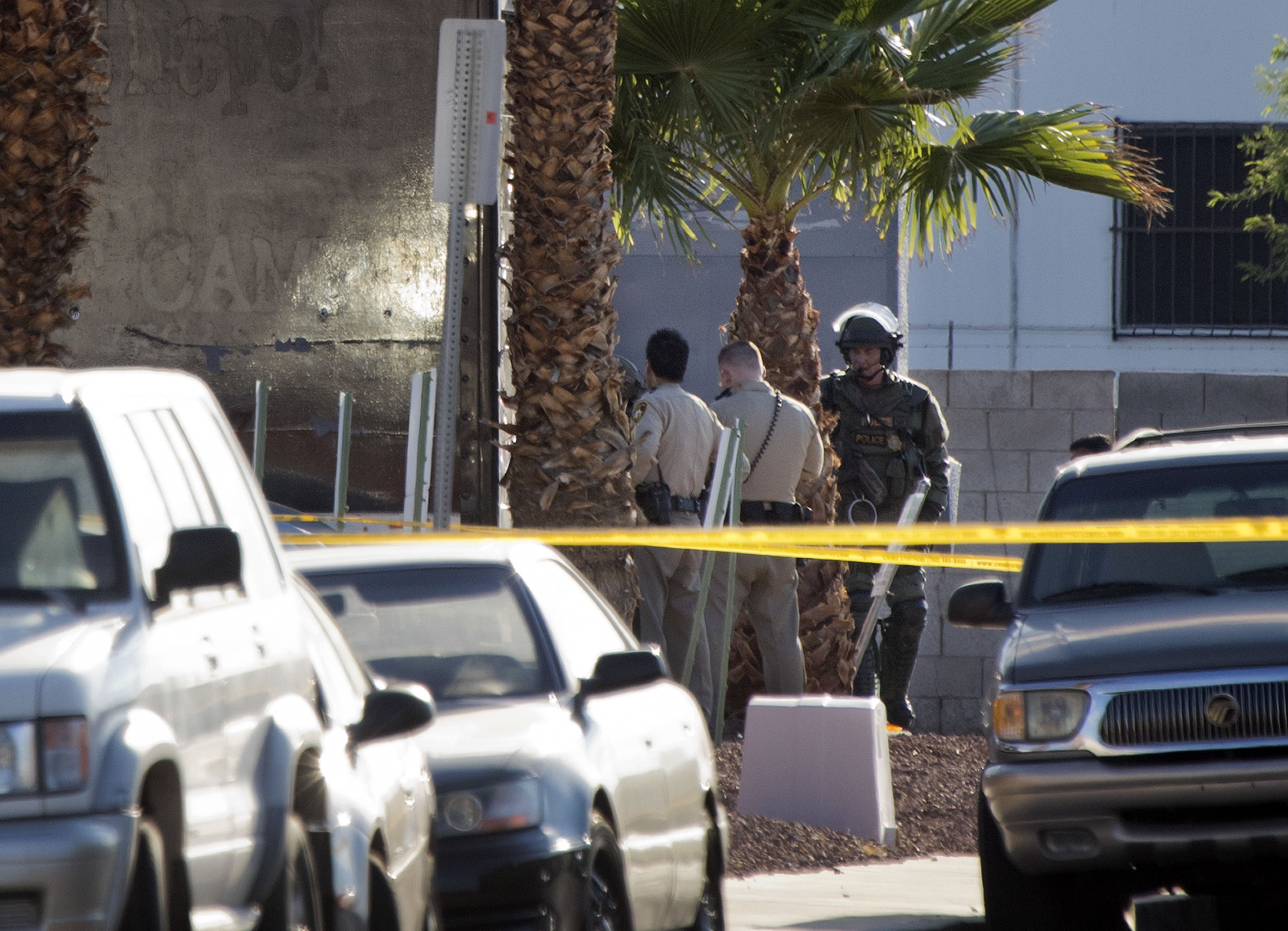 Vegas police shootout wounds officer, leaves suspect dead