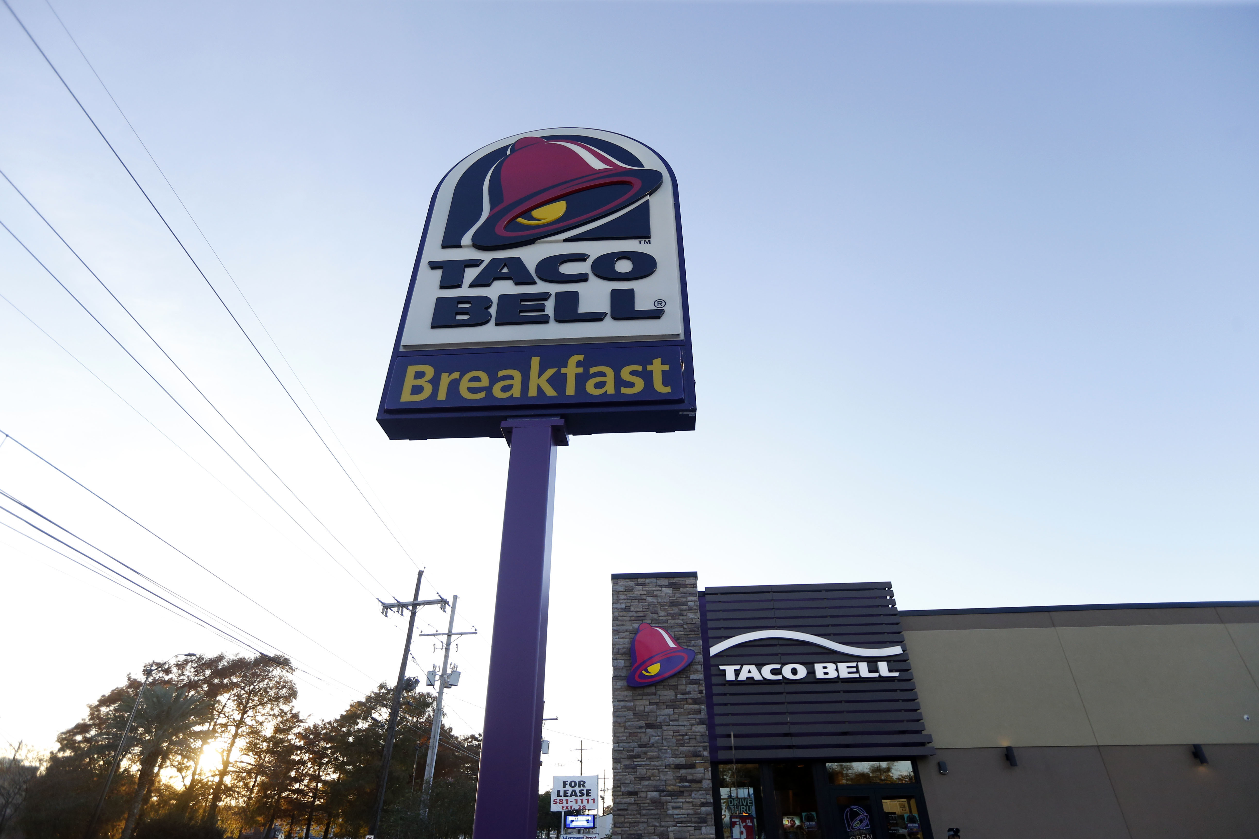 Yum sees sales rise at Taco Bell, fall at Pizza Hut