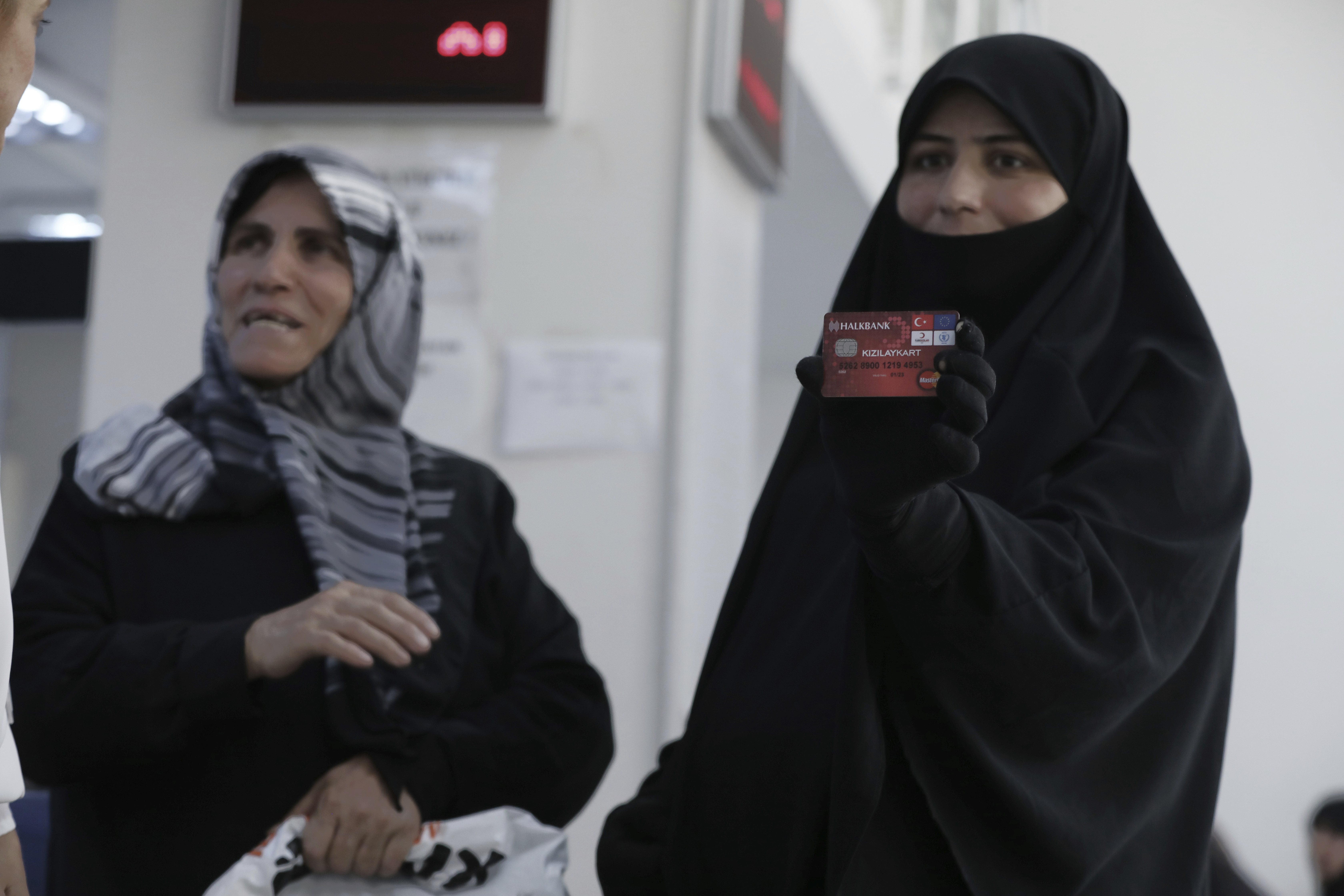 EU: 850,000 refugees in Turkey benefit from cash assistance