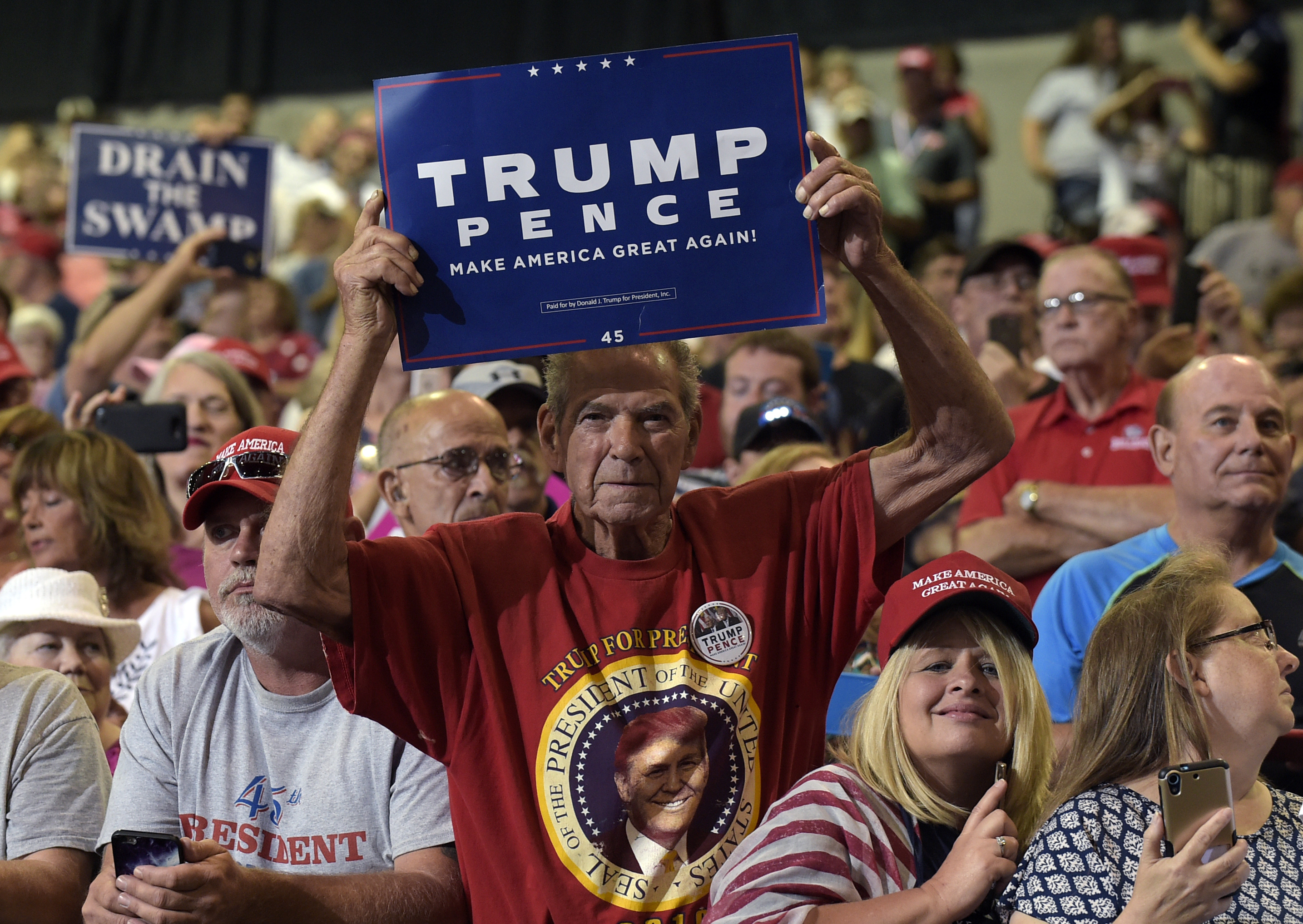 Trump whips up supporters against Russia probe