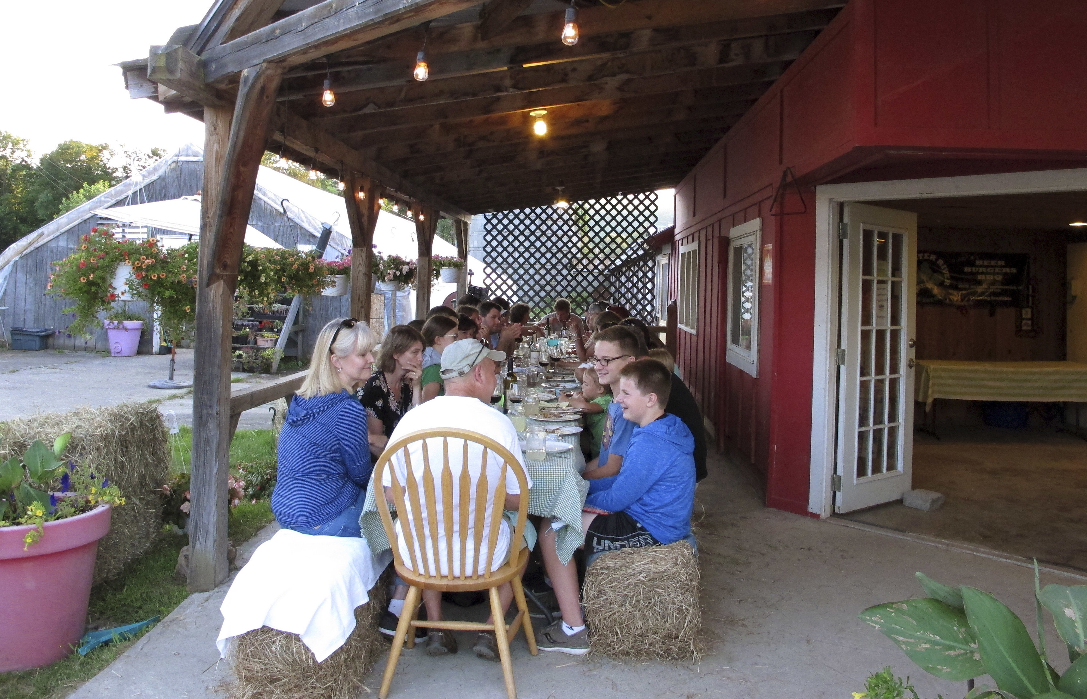 Farms drawing diners who eat near fields that produced food