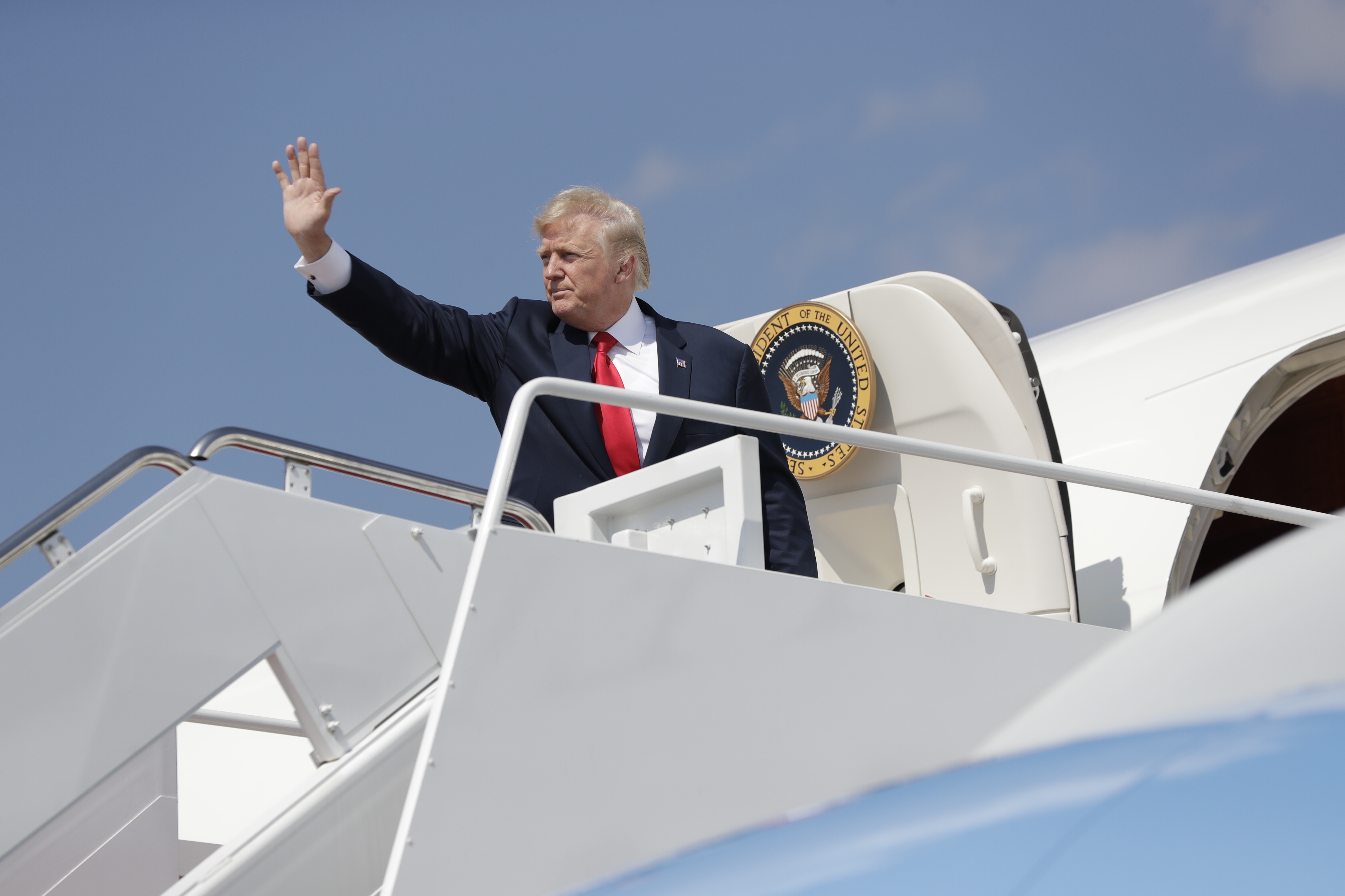 Air Force signs contract for 2 presidential aircraft